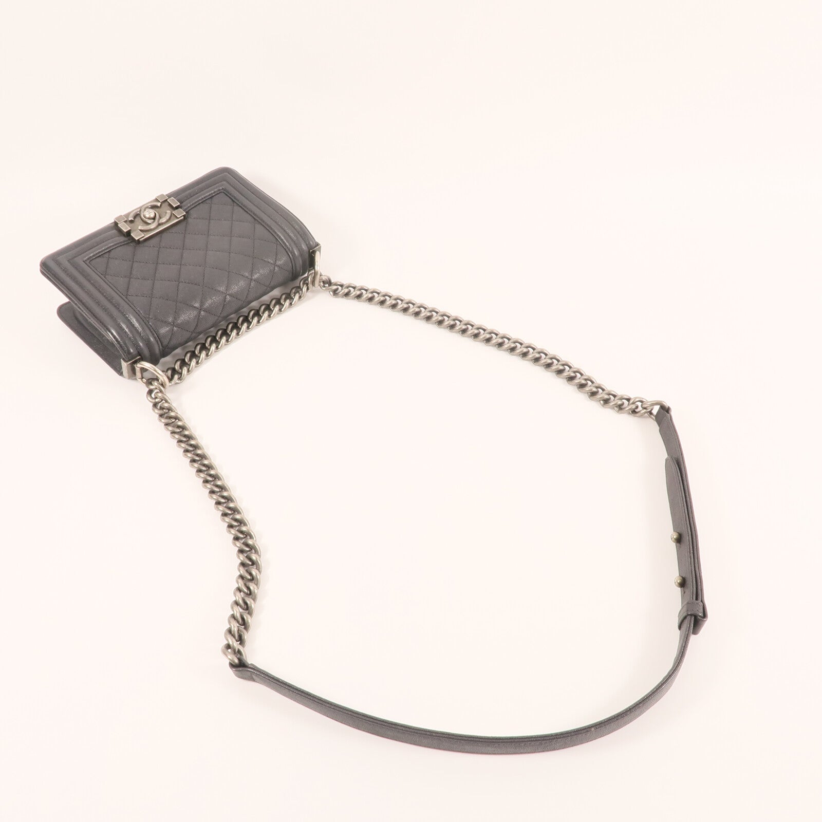 CHANEL 牛皮皮革Boy 20銀扣鏈帶肩背袋
