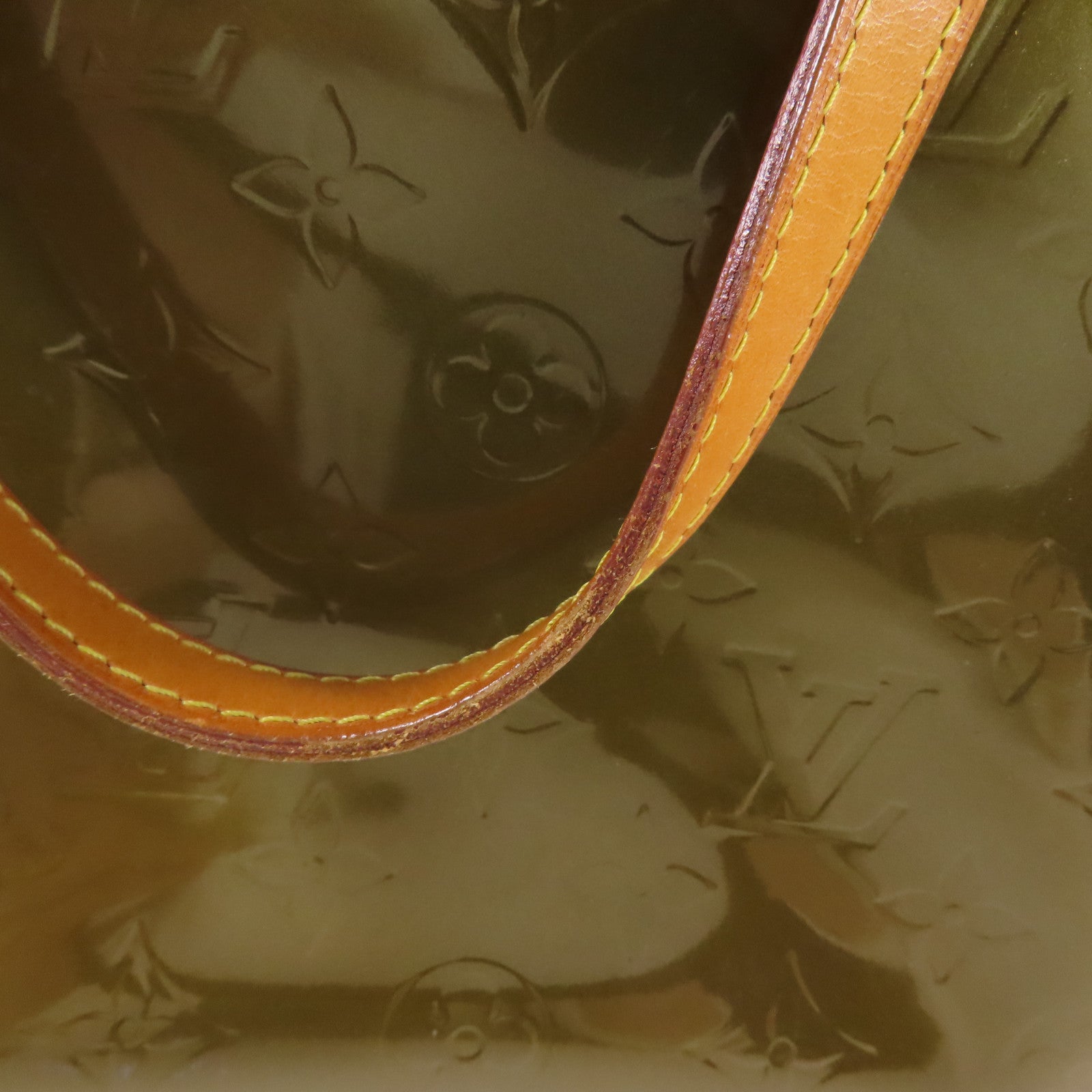 LOUIS VUITTON Vernis Bellevue金扣肩背袋