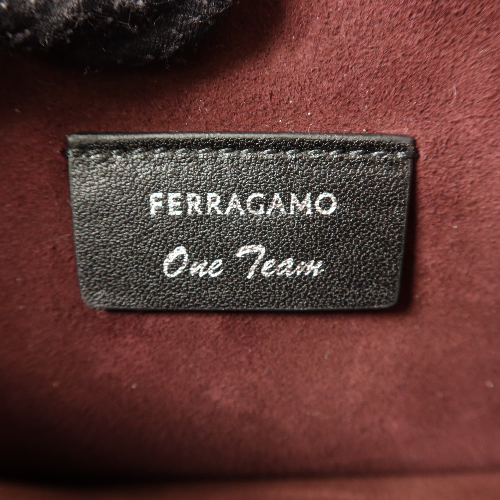Salvatore Ferragamo 牛皮皮革Pouch銀扣小袋