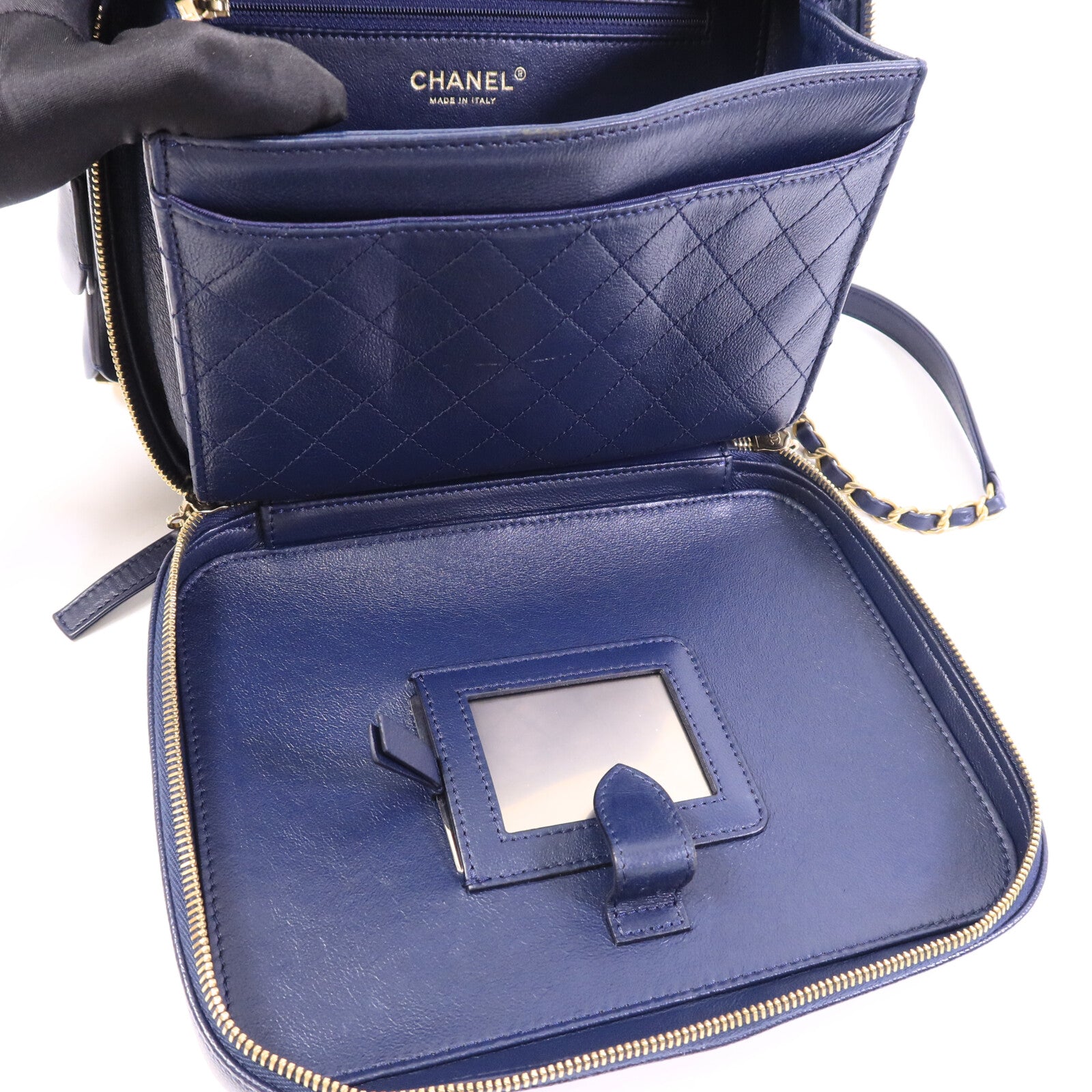 CHANEL 牛皮皮革CC Filigree Vanity Case鏈帶手挽肩背兩用袋