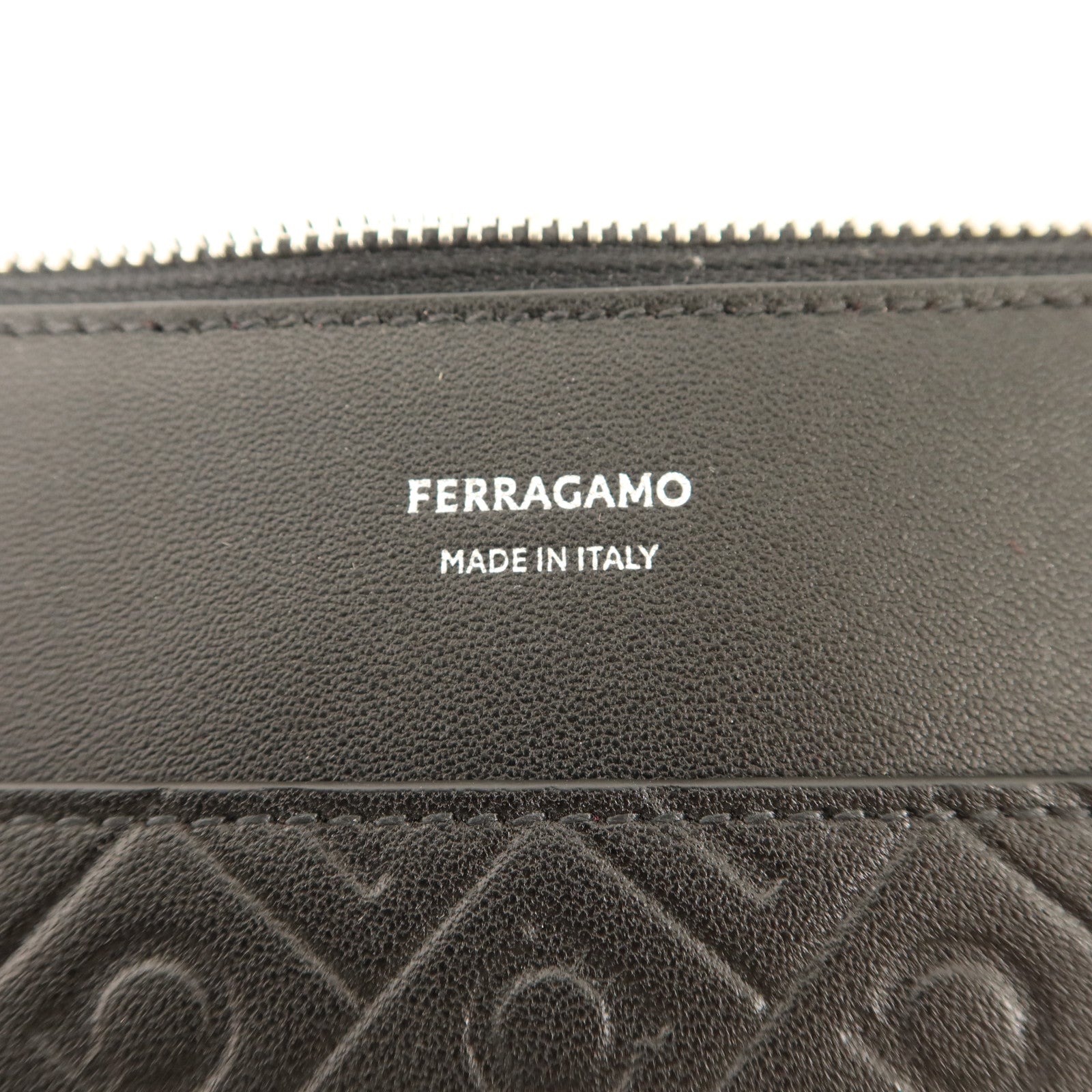 Salvatore Ferragamo 牛皮皮革Pouch銀扣小袋