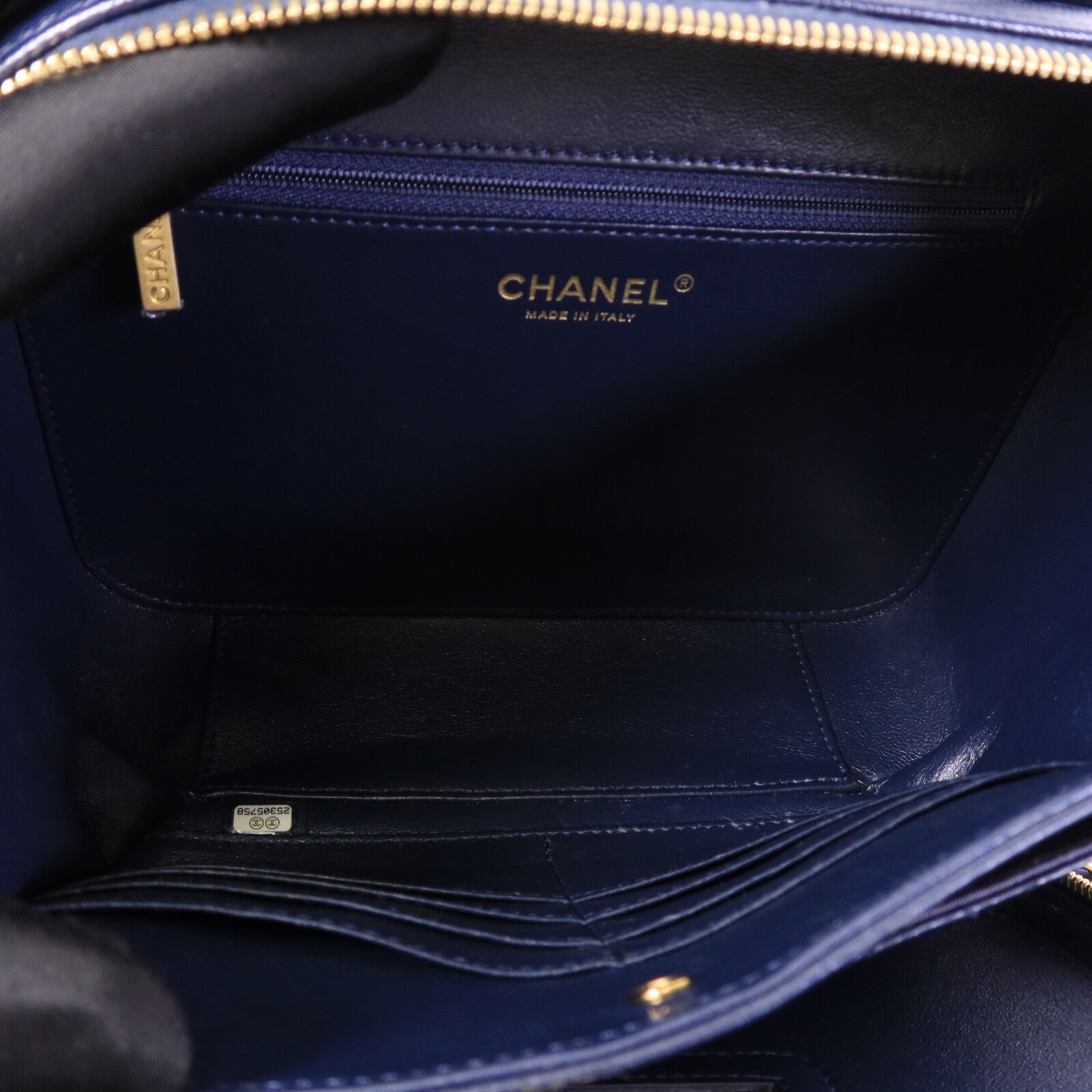 CHANEL 牛皮皮革CC Filigree Vanity Case鏈帶手挽肩背兩用袋