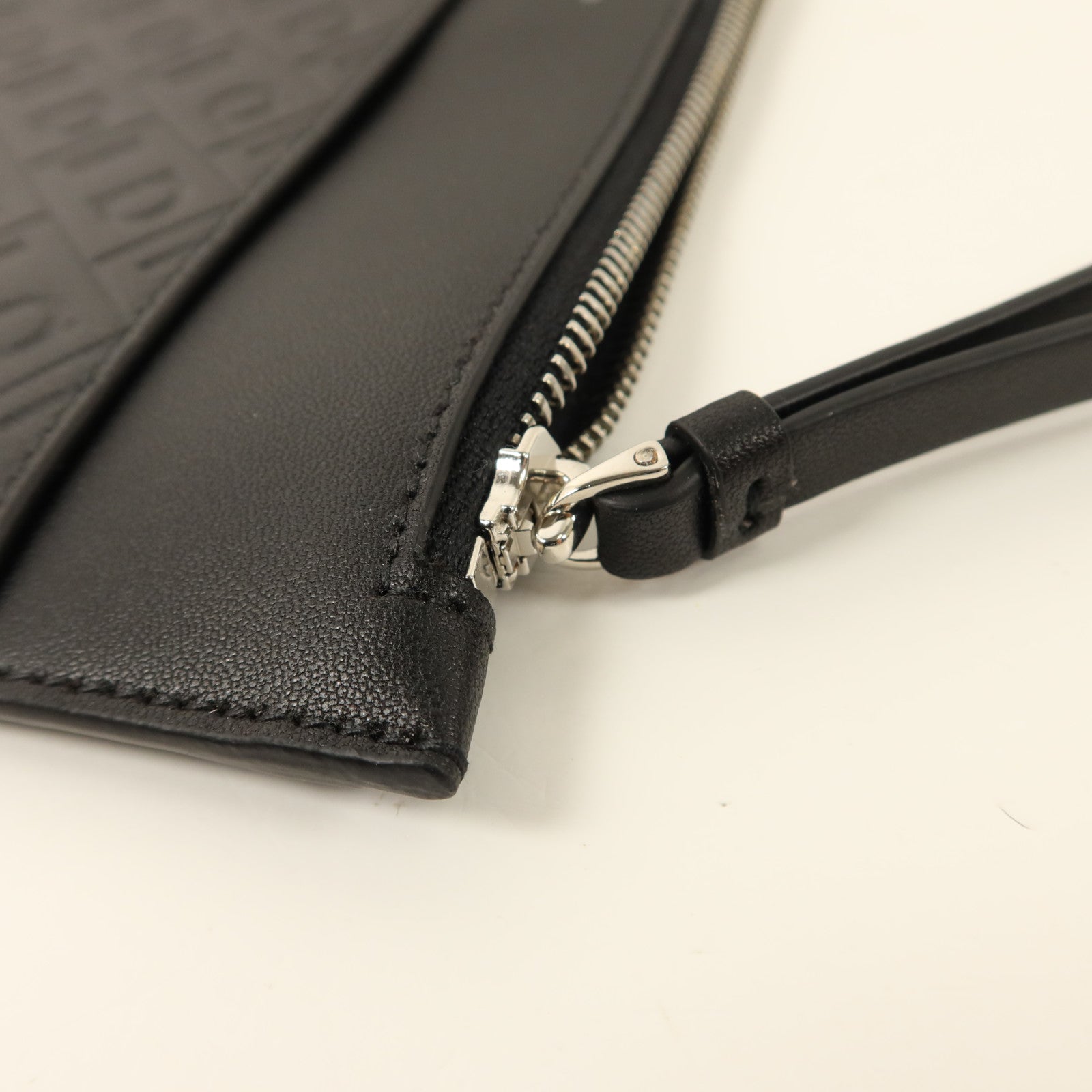 Salvatore Ferragamo 牛皮皮革Pouch銀扣小袋