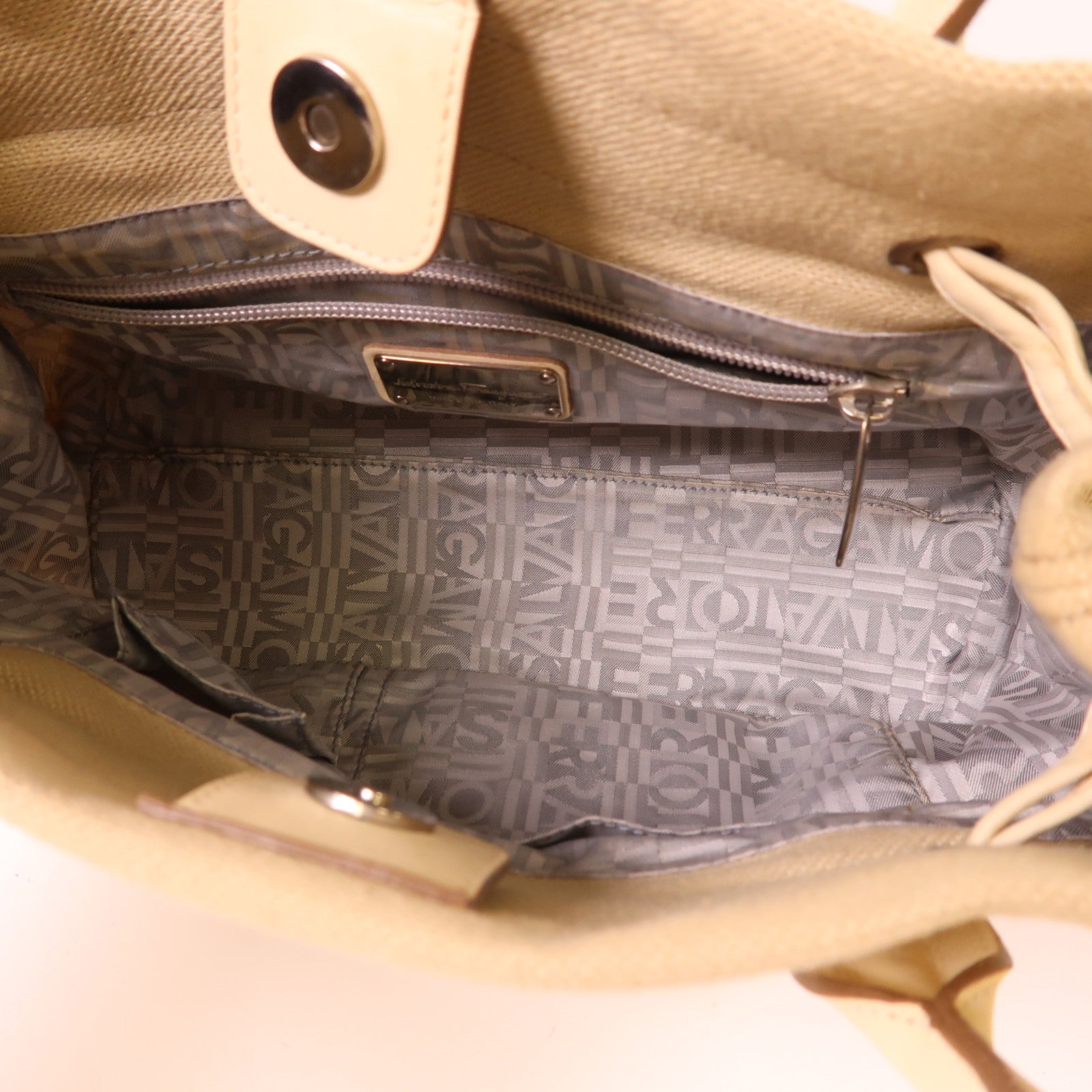 Salvatore Ferragamo 帆布Vara Ribbon Handbag銀扣手挽袋