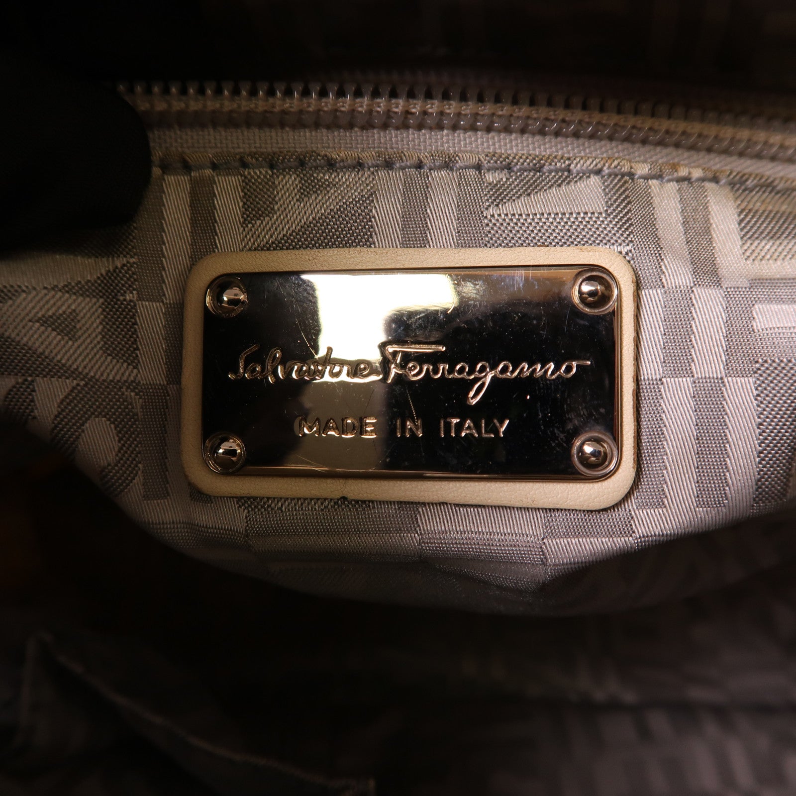 Salvatore Ferragamo 帆布Vara Ribbon Handbag銀扣手挽袋