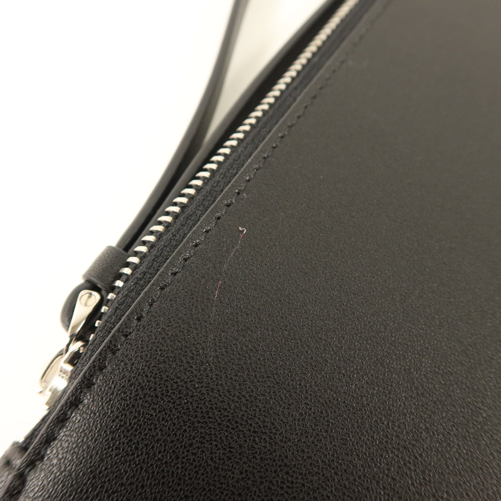 Salvatore Ferragamo 牛皮皮革Pouch銀扣小袋