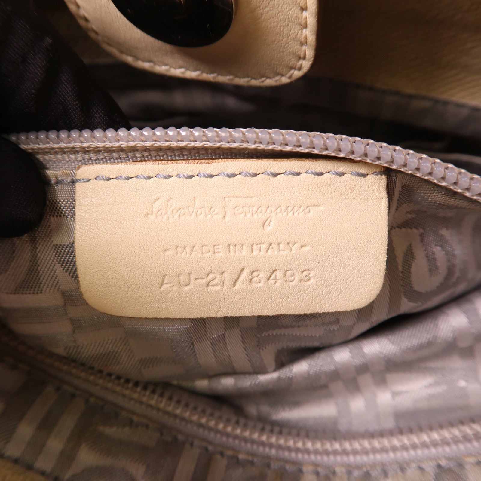 Salvatore Ferragamo 帆布Vara Ribbon Handbag銀扣手挽袋