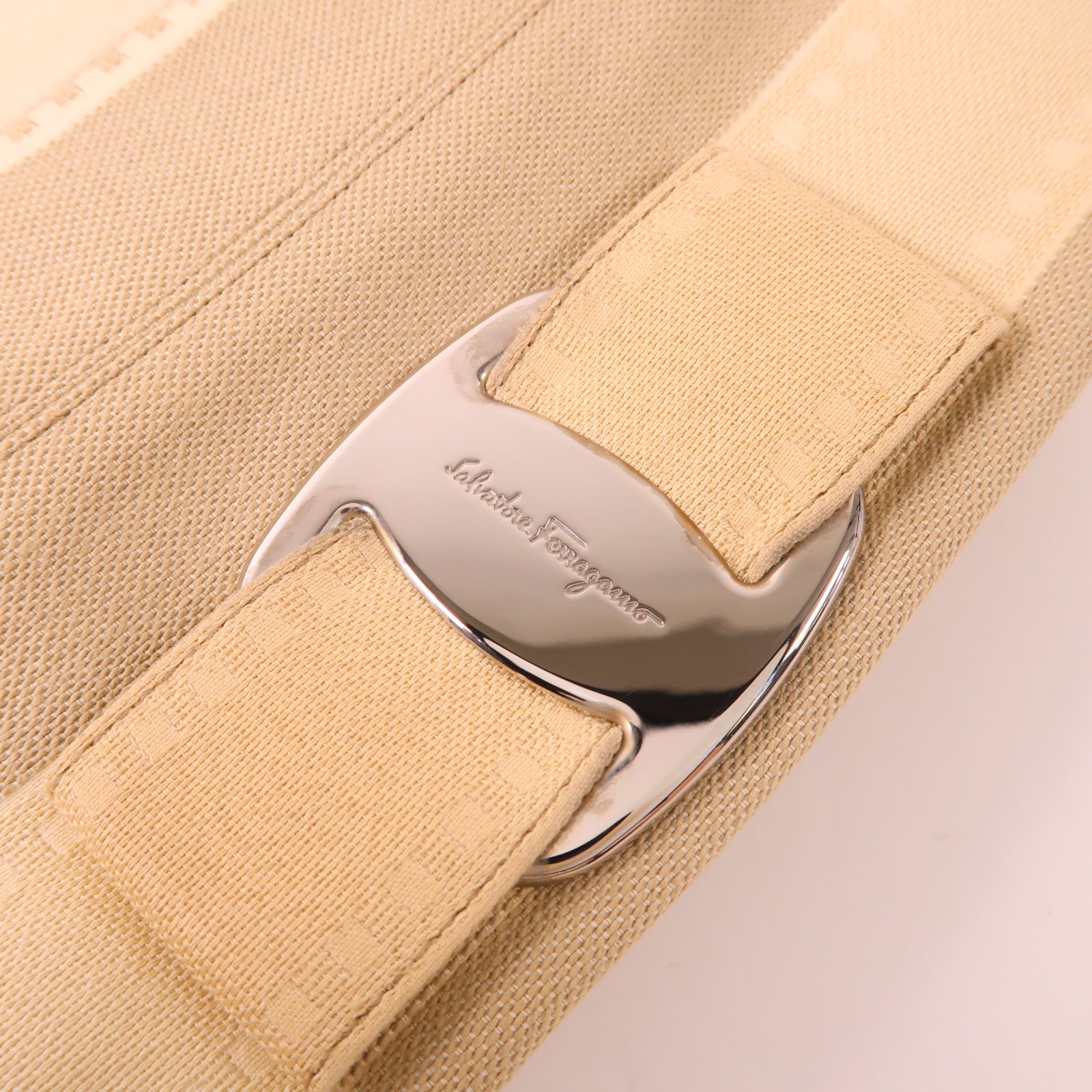 Salvatore Ferragamo 帆布Vara Ribbon Handbag銀扣手挽袋
