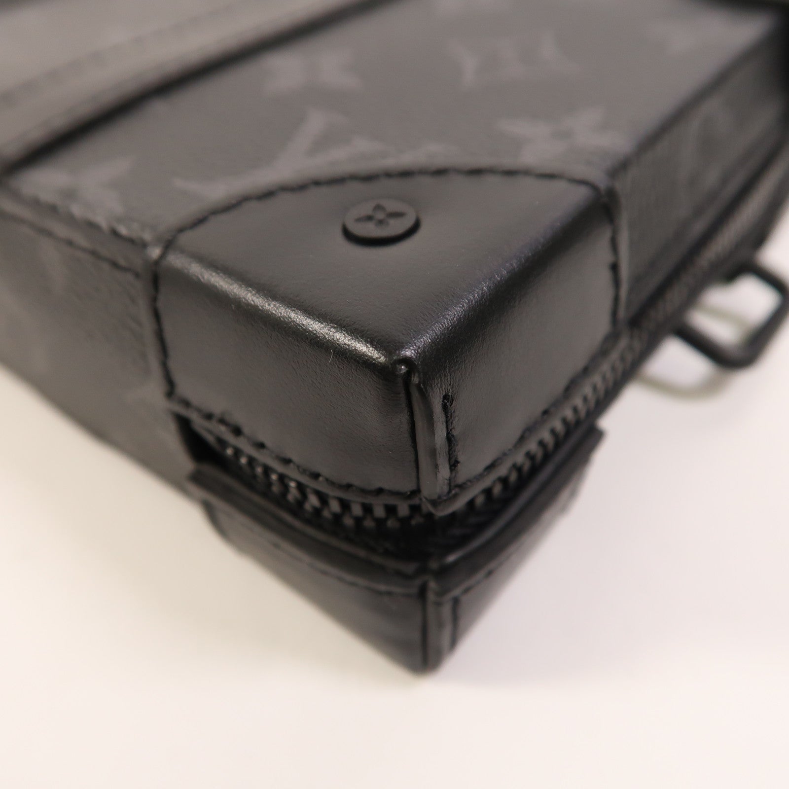 LOUIS VUITTON Monogram Eclipse Soft Trunk Wallet肩背袋