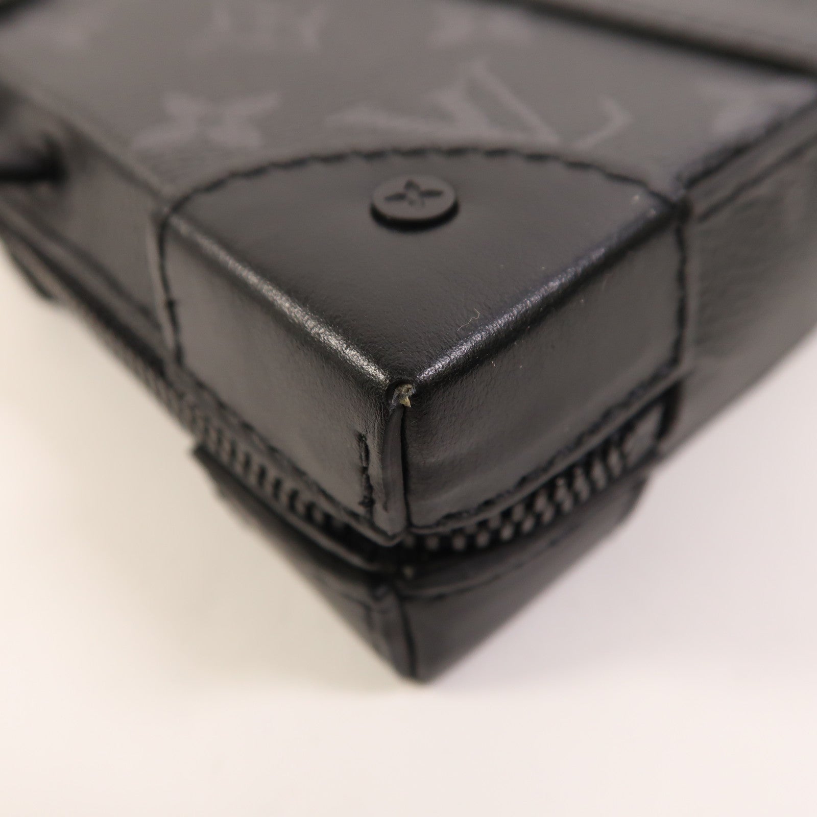 LOUIS VUITTON Monogram Eclipse Soft Trunk Wallet肩背袋