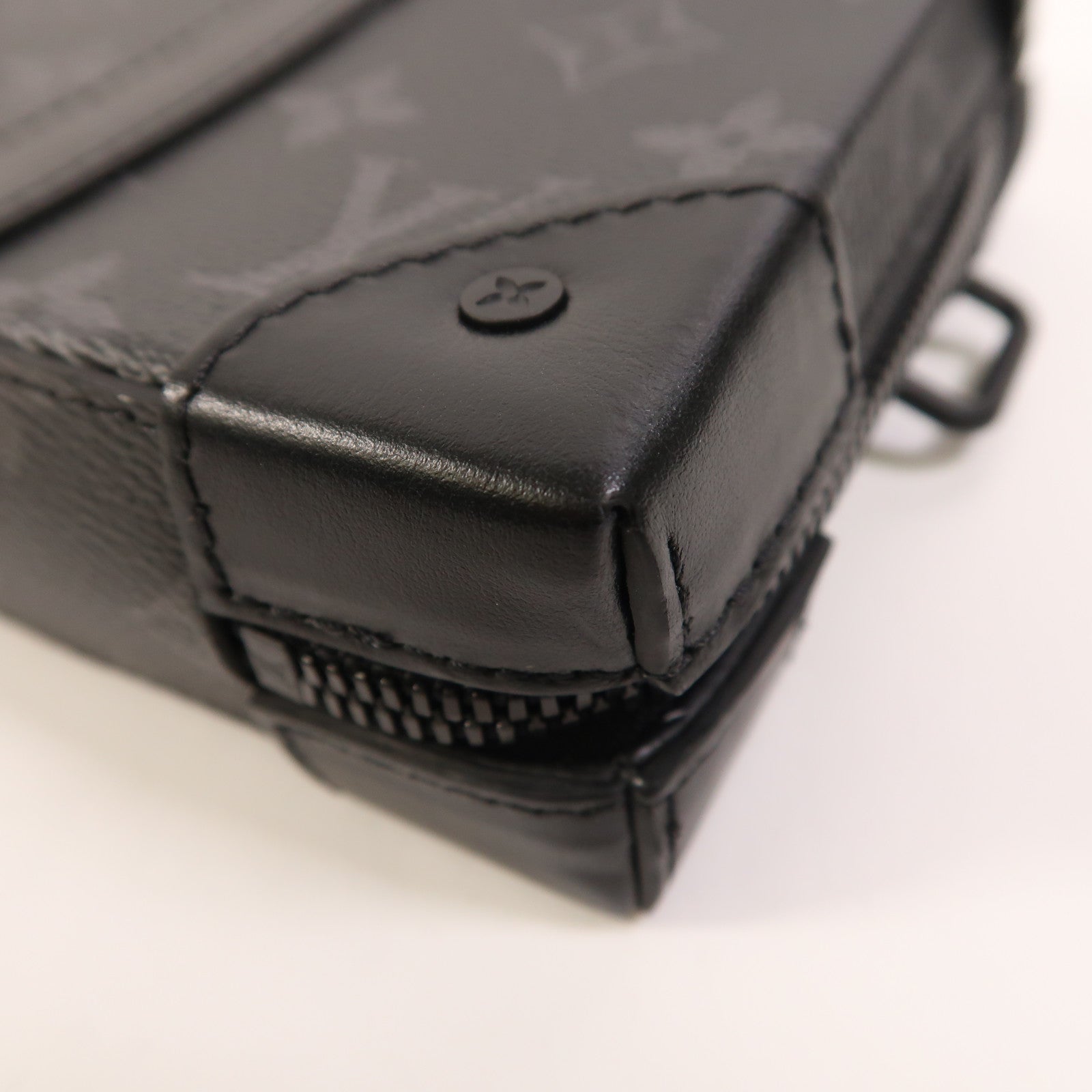 LOUIS VUITTON Monogram Eclipse Soft Trunk Wallet肩背袋