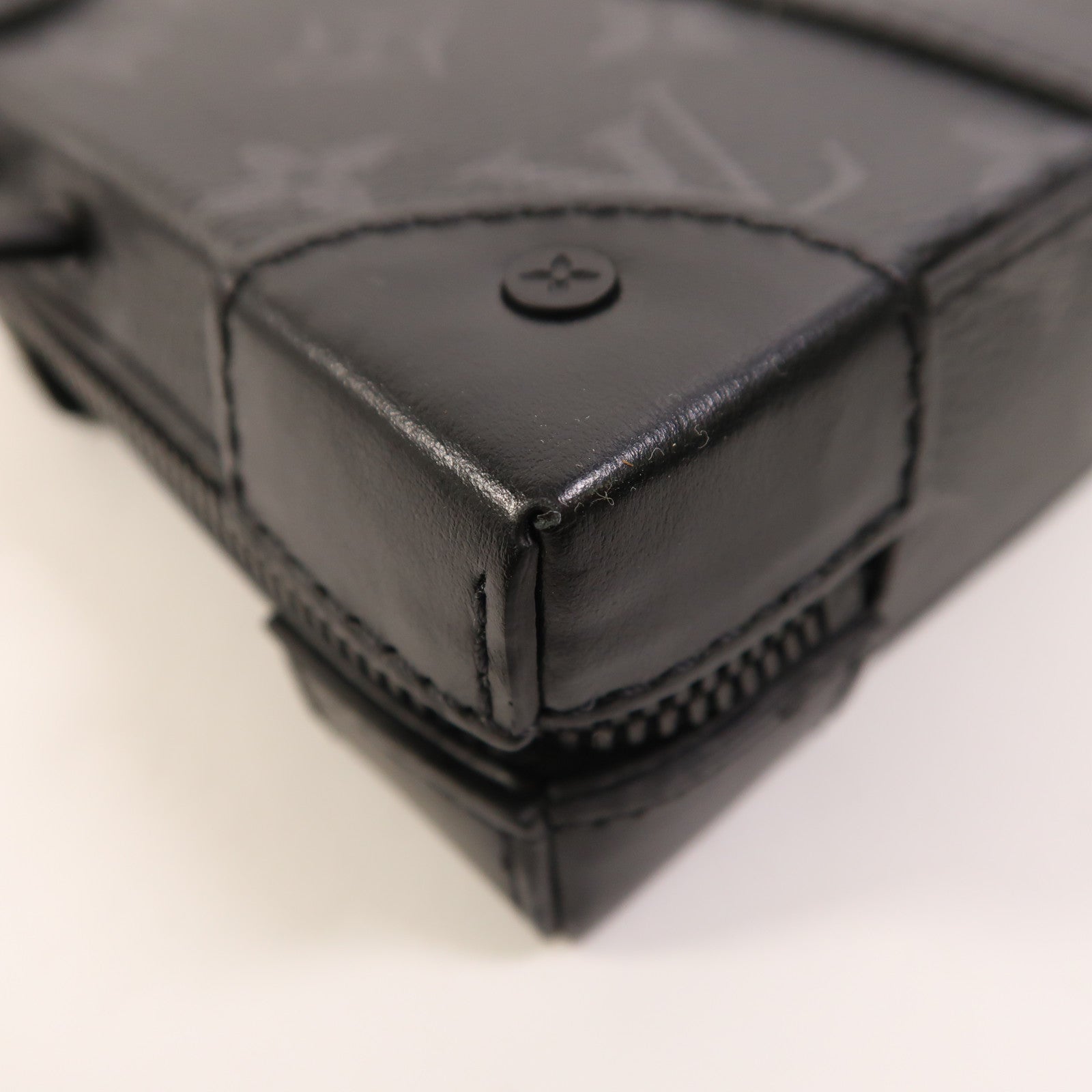 LOUIS VUITTON Monogram Eclipse Soft Trunk Wallet肩背袋