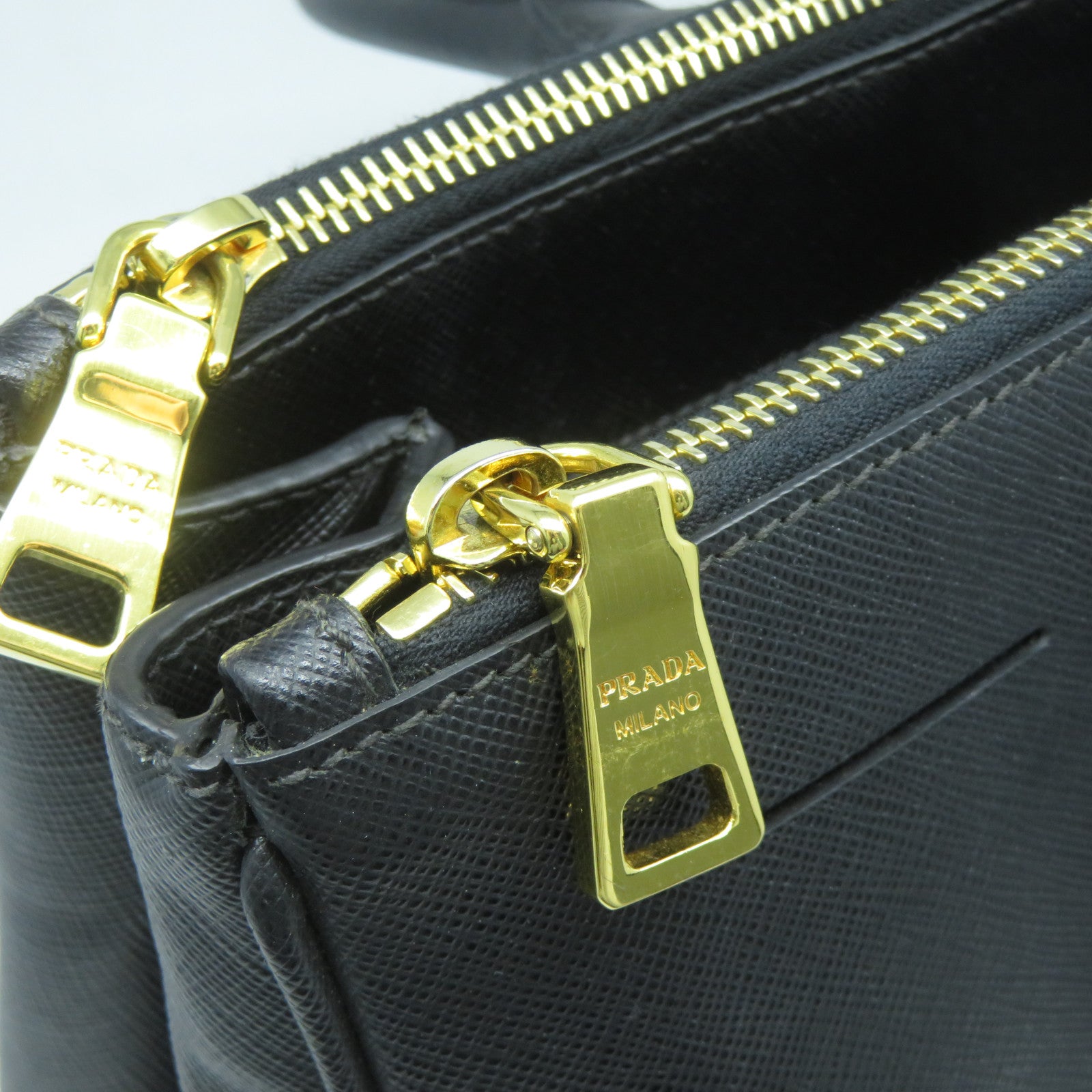 PRADA Saffiano皮革Handbag金扣手挽袋黑色