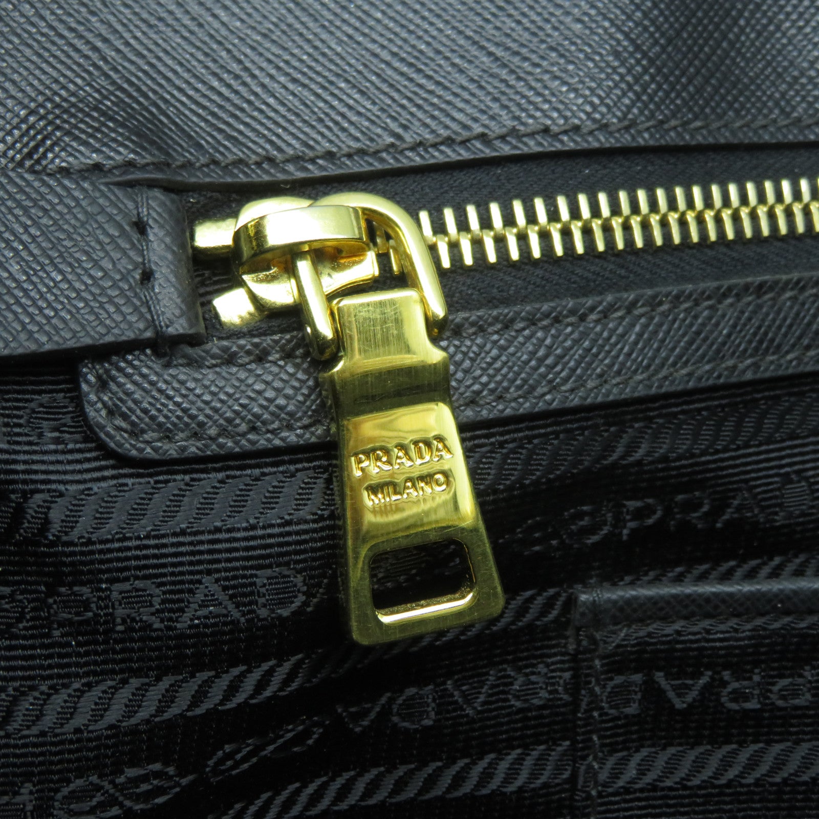 PRADA Saffiano皮革Handbag金扣手挽袋黑色