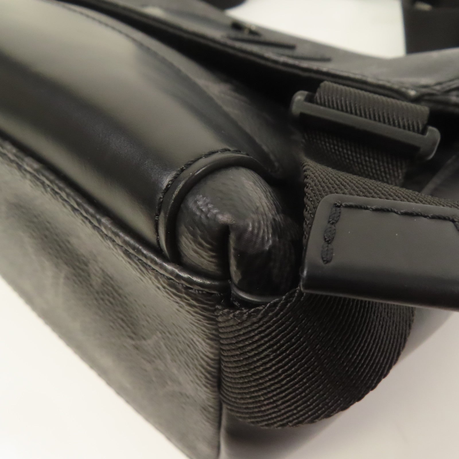 LOUIS VUITTON Monogram Eclipse Messenger PM Voyager銀扣肩背袋黑色