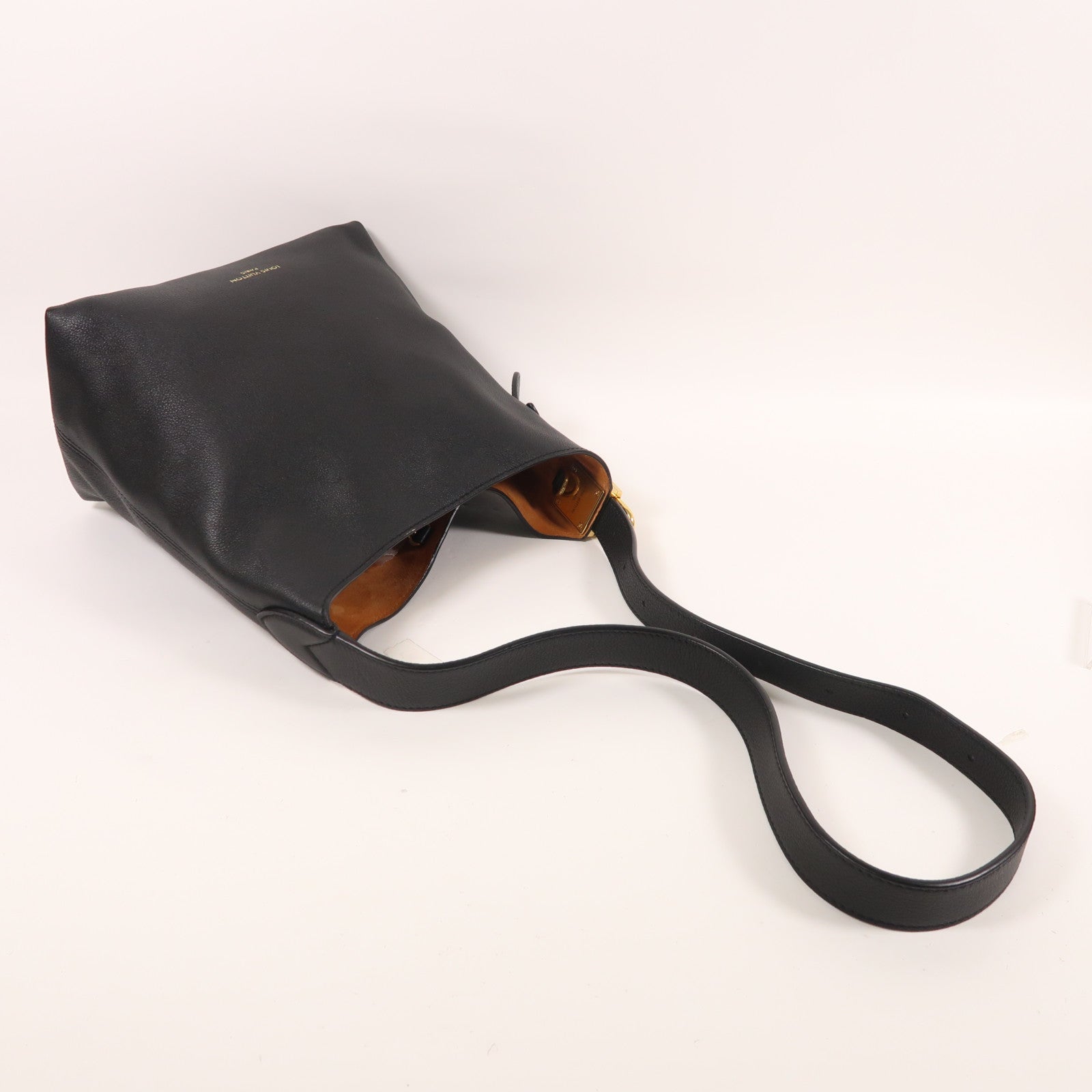 LOUIS VUITTON 牛皮皮革Low Key Hobo PM金扣肩背袋