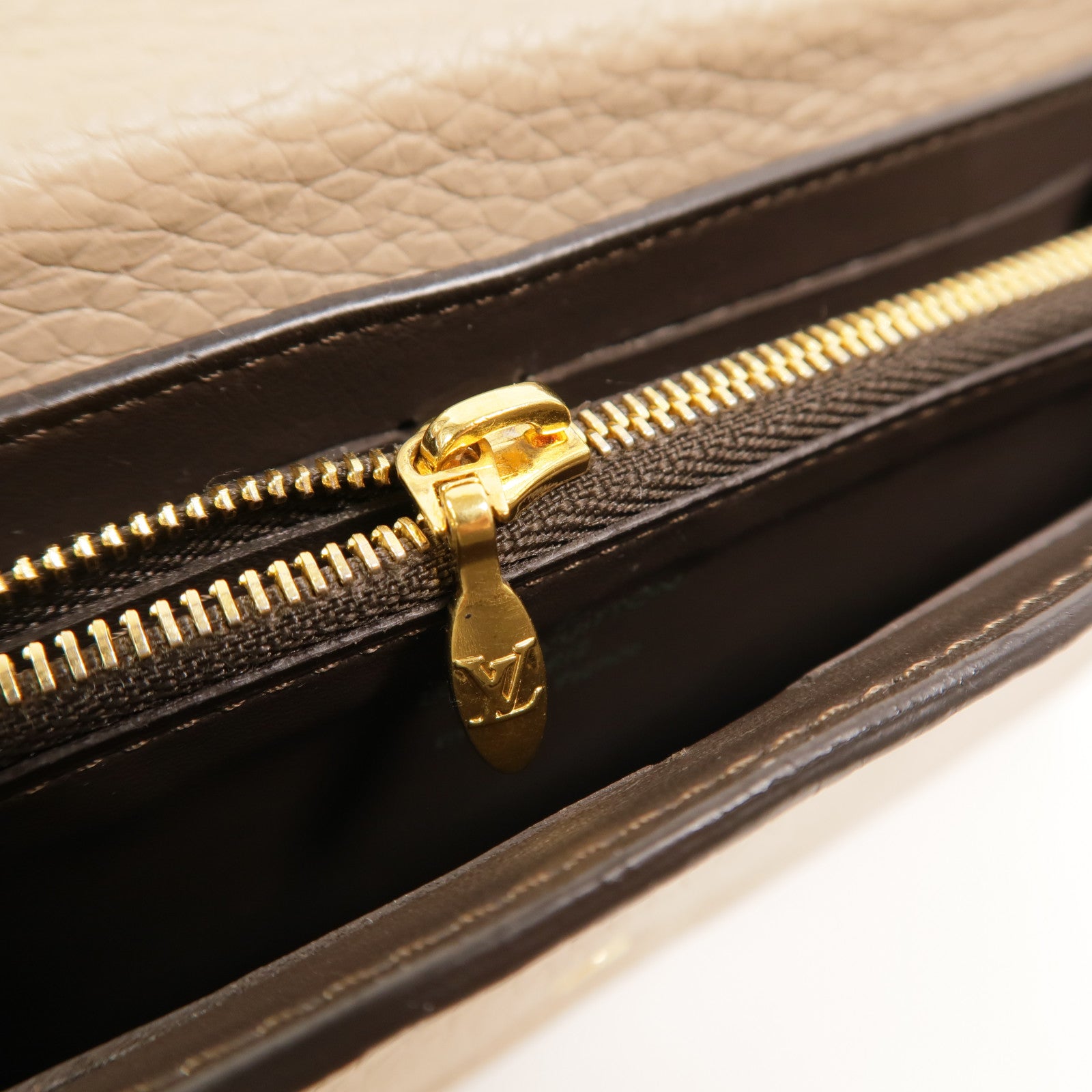 LOUIS VUITTON 牛皮皮革Capucines長錢包