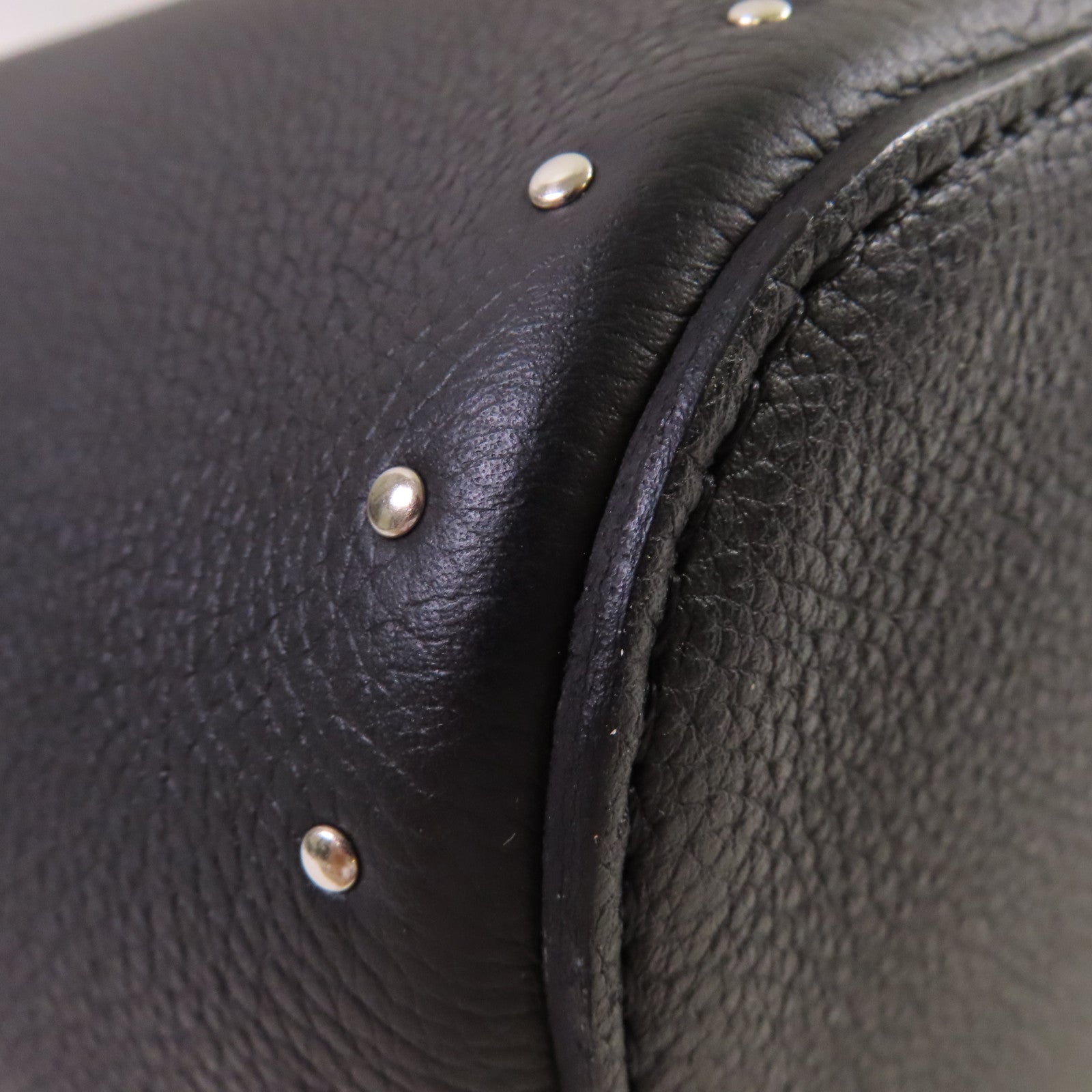LOUIS VUITTON 牛皮皮革Lock Me Bucket Shoulder Bag銀扣肩背袋黑色