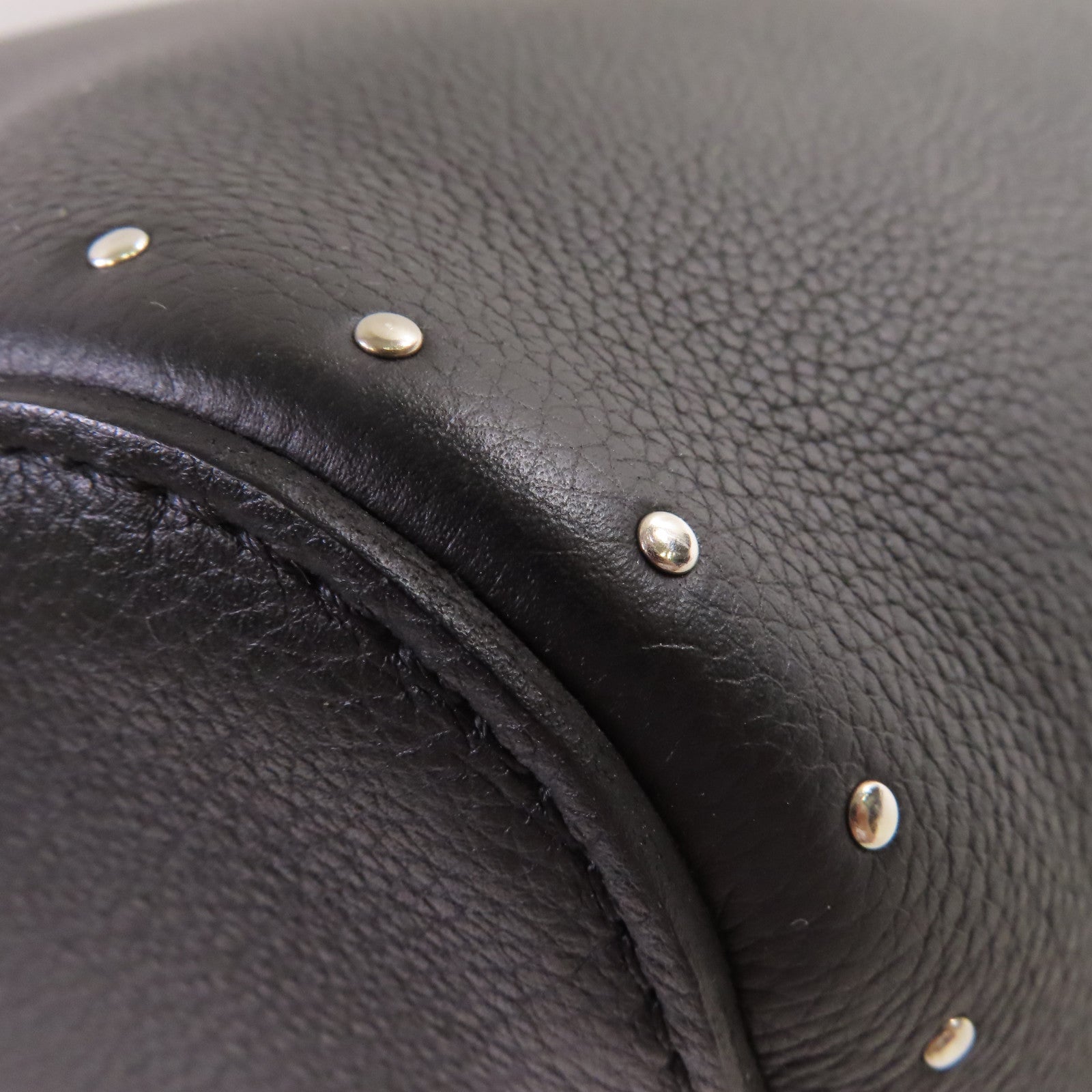 LOUIS VUITTON 牛皮皮革Lock Me Bucket Shoulder Bag銀扣肩背袋黑色