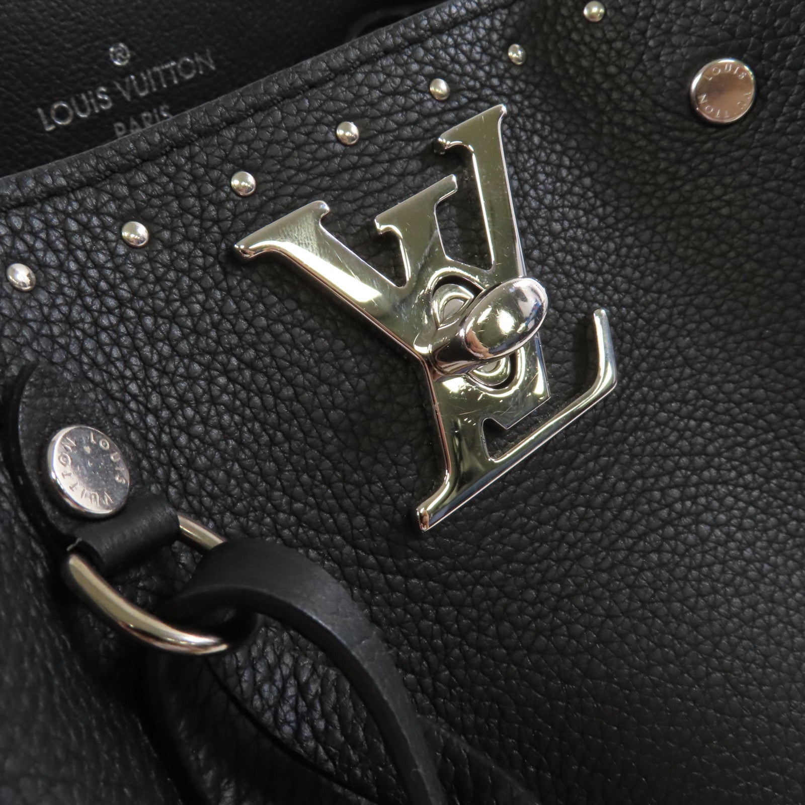 LOUIS VUITTON 牛皮皮革Lock Me Bucket Shoulder Bag銀扣肩背袋黑色