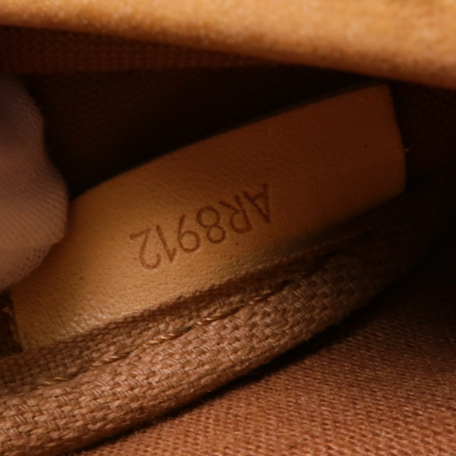 LOUIS VUITTON Monogram Saumur 35金扣肩背袋