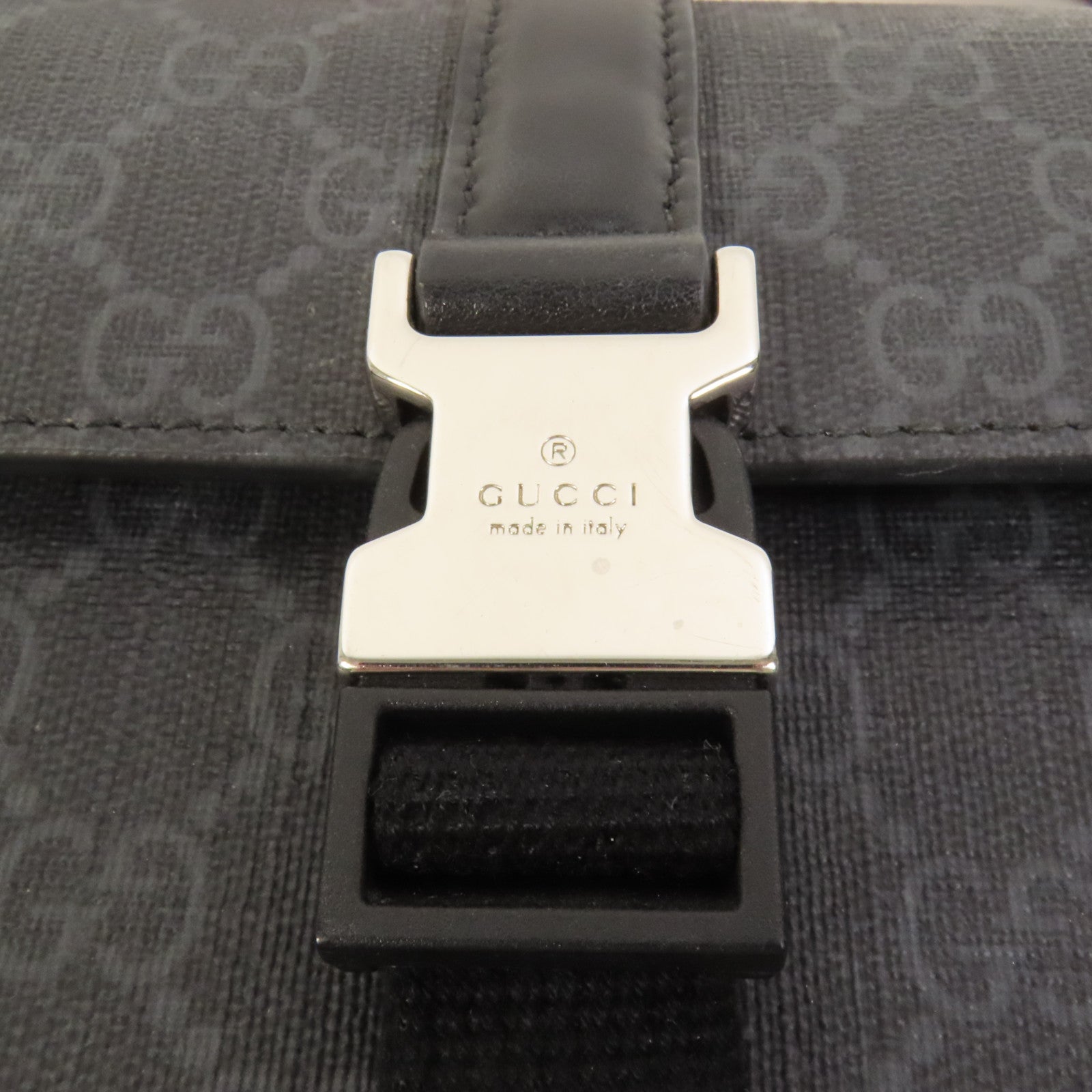 GUCCI 塗層帆布Shoulder Bag銀扣肩背袋