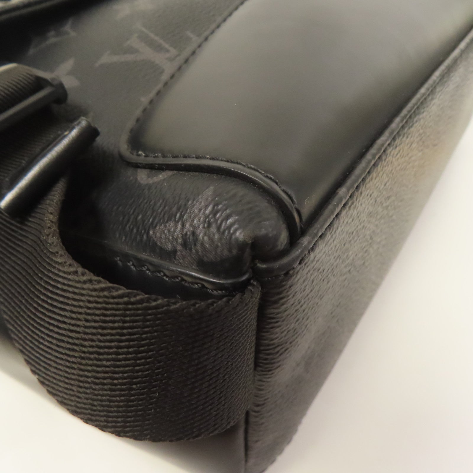LOUIS VUITTON Monogram Eclipse Messenger PM Voyager銀扣肩背袋黑色