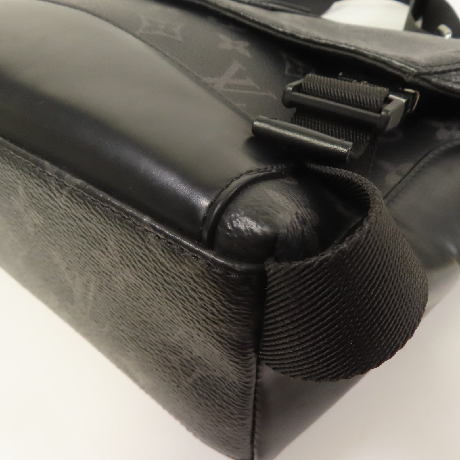 LOUIS VUITTON Monogram Eclipse Messenger PM Voyager銀扣肩背袋黑色