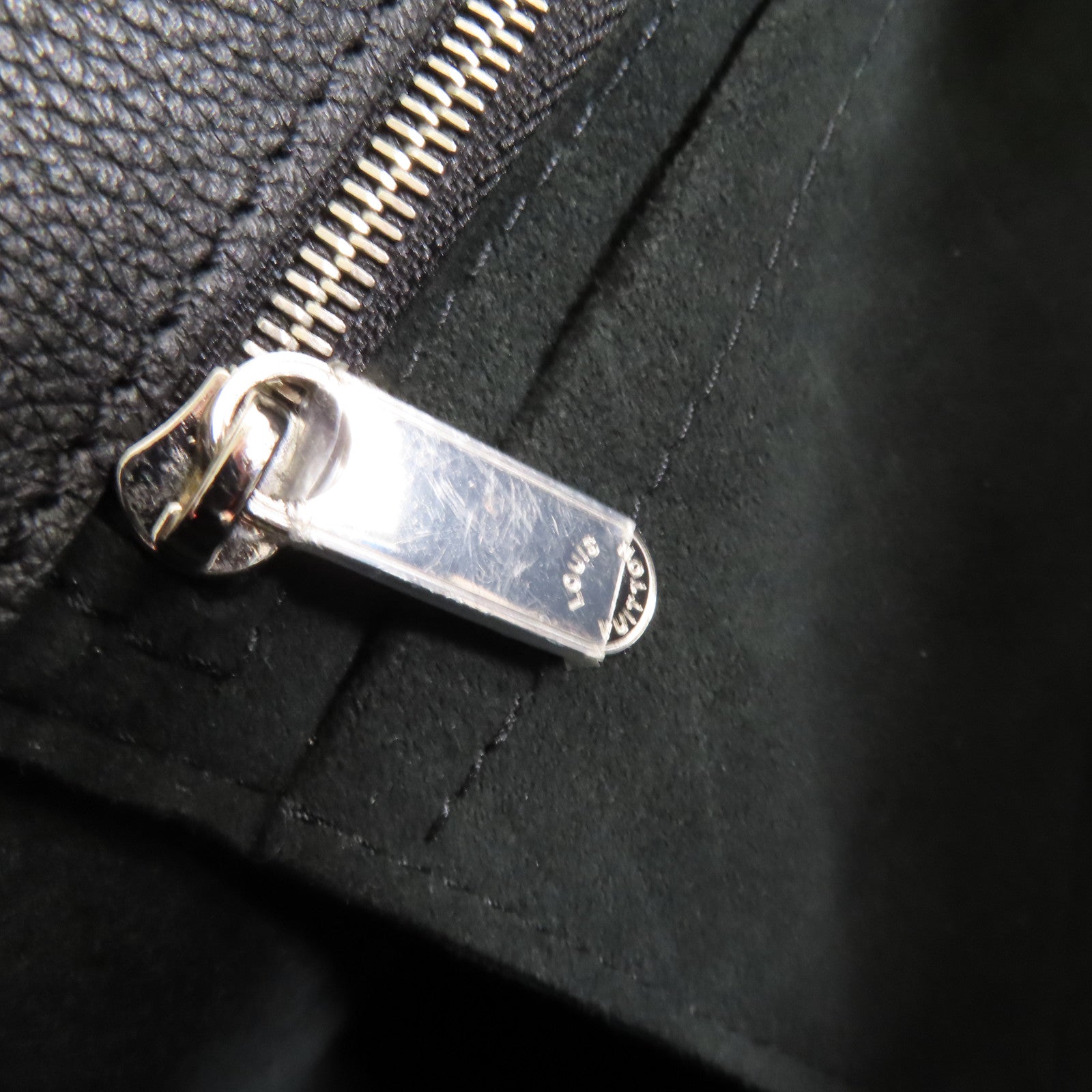 LOUIS VUITTON 牛皮皮革Lock Me Bucket Shoulder Bag銀扣肩背袋黑色