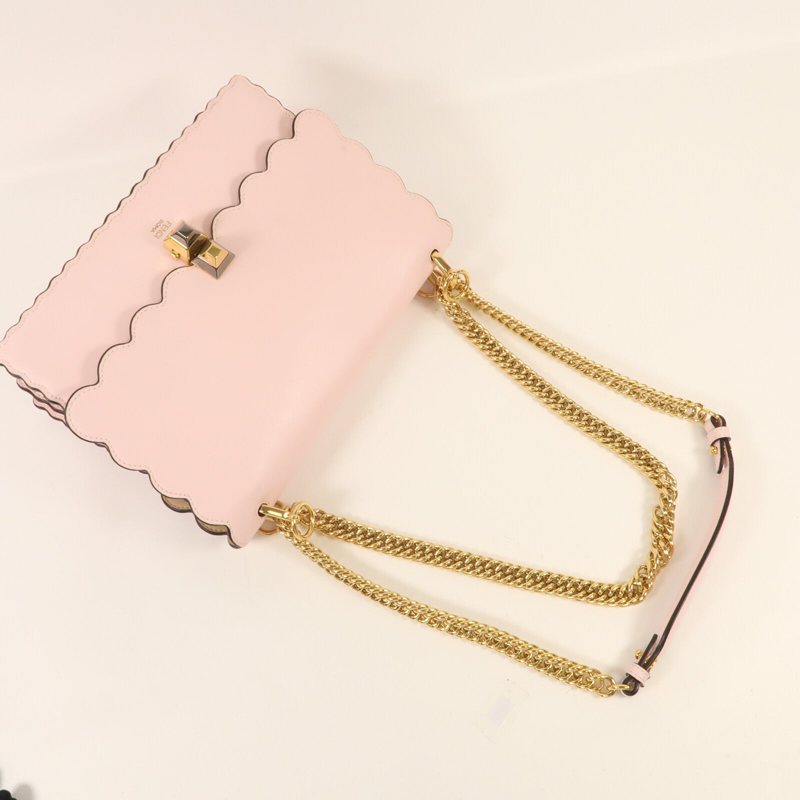 FENDI 牛皮皮革KAN I金扣鏈帶肩背袋
