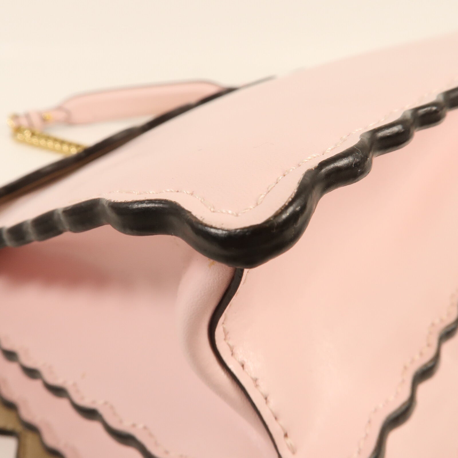 FENDI 牛皮皮革KAN I金扣鏈帶肩背袋