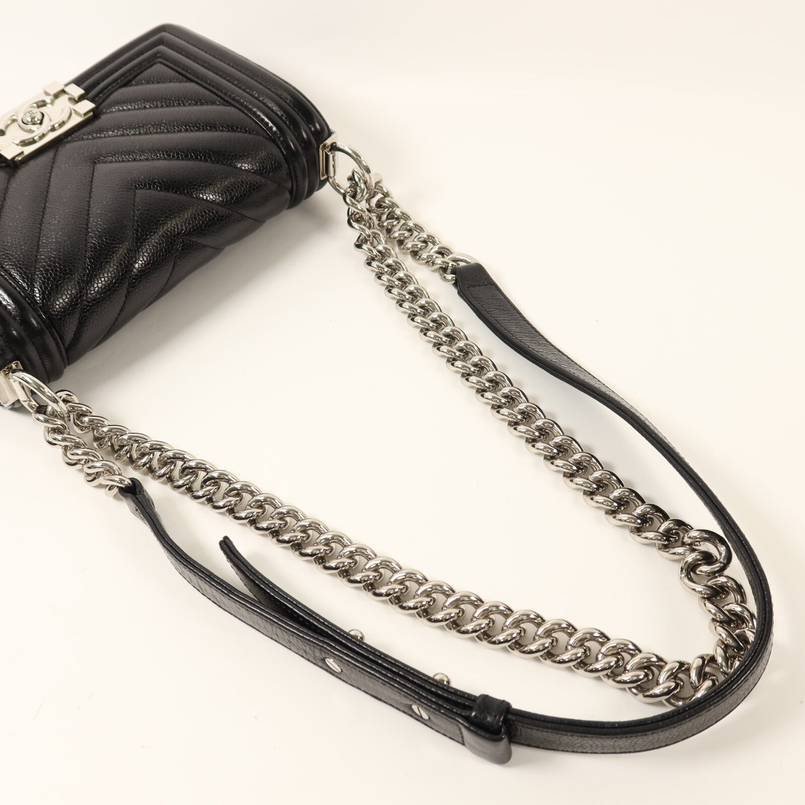 CHANEL 牛皮皮革Boy 20銀扣鏈帶肩背袋