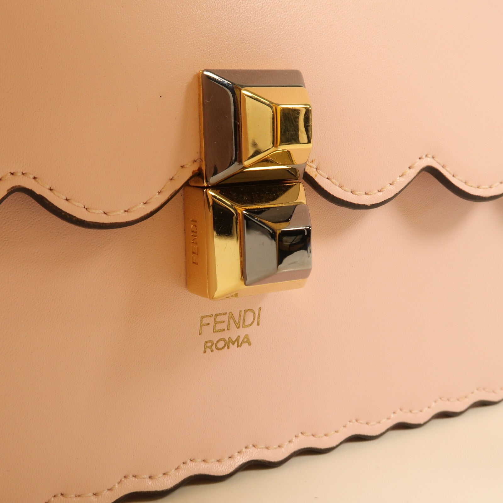 FENDI 牛皮皮革KAN I金扣鏈帶肩背袋