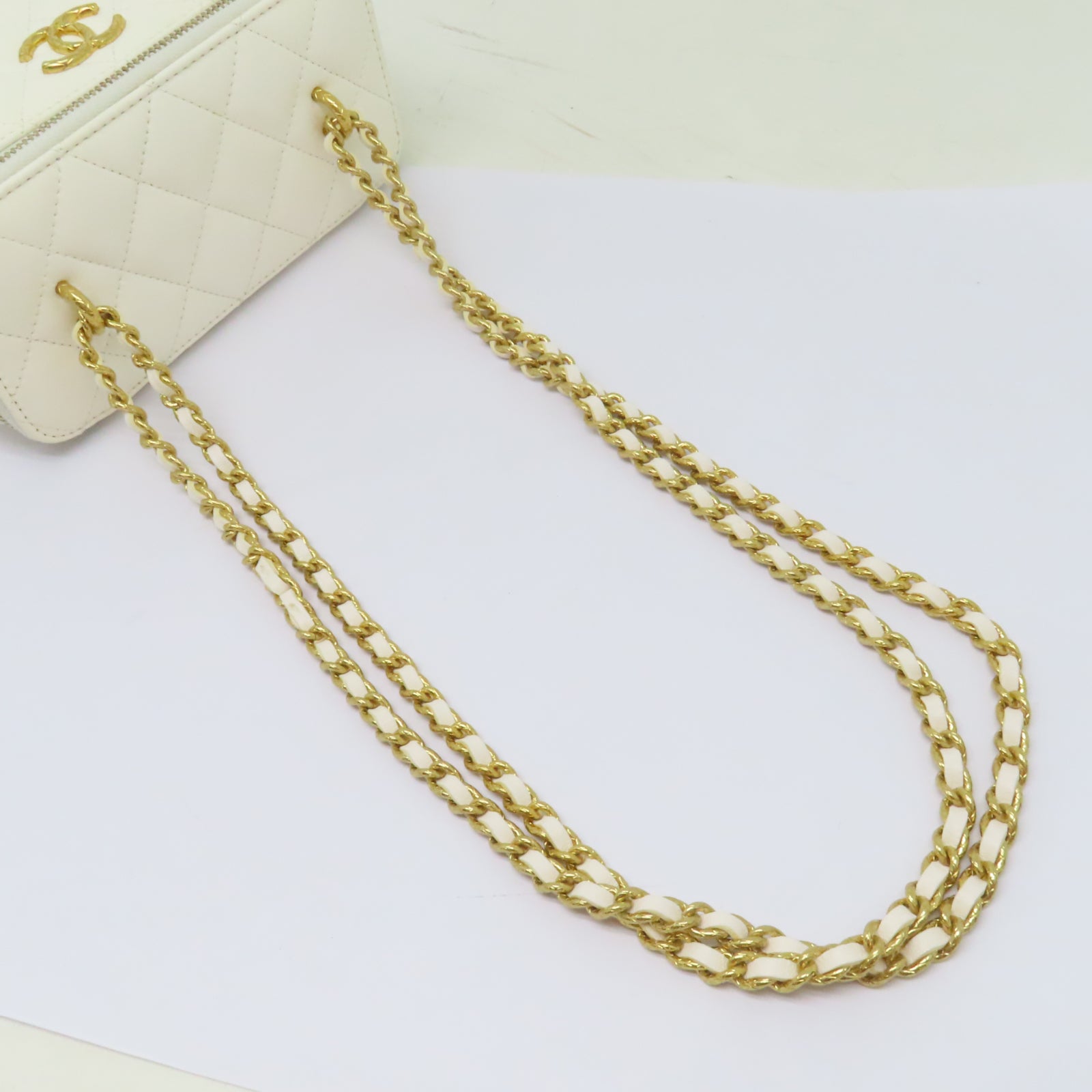 CHANEL 菱格羊皮皮革Vanity金扣鏈帶肩背袋白色