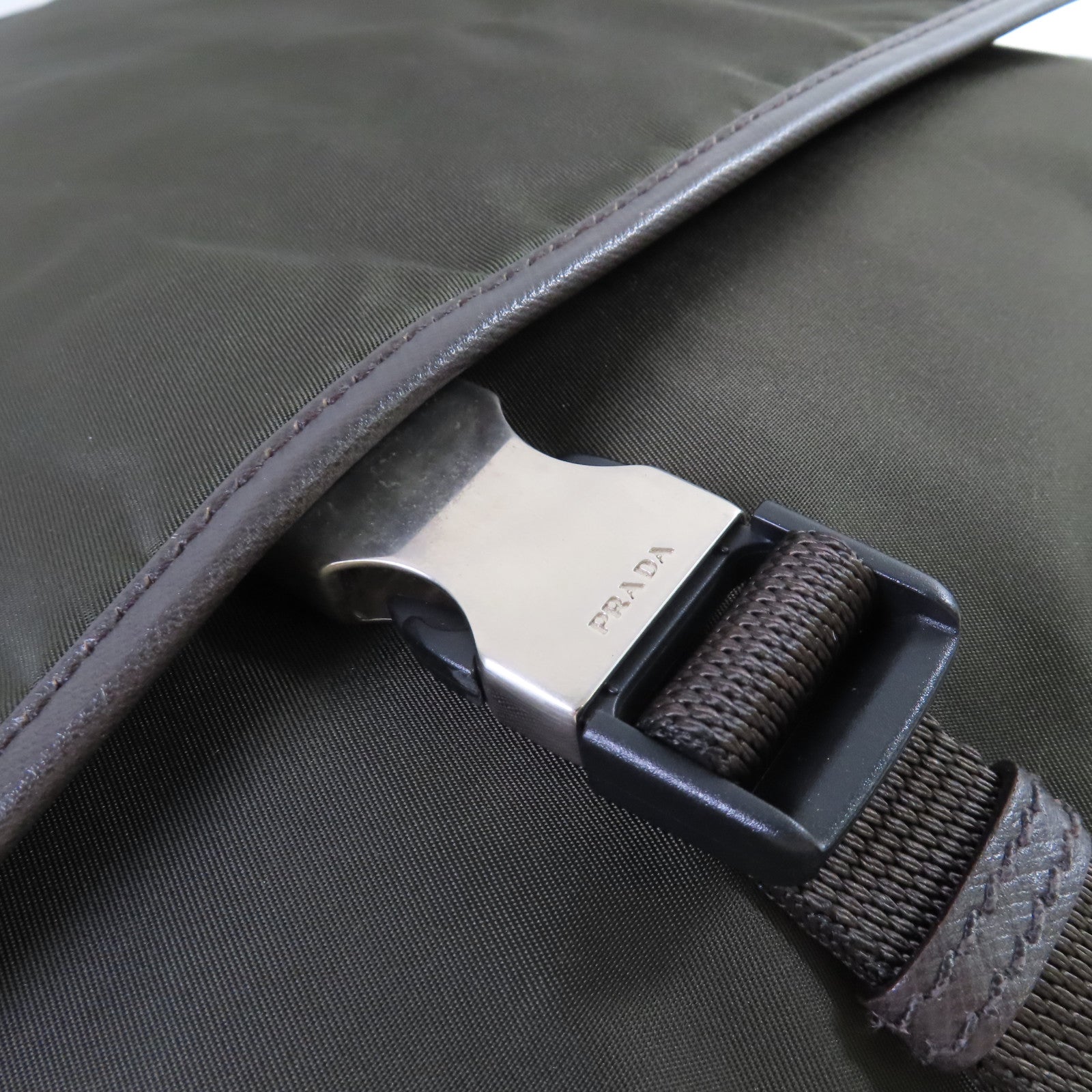 PRADA 尼龍Messenger Bag銀扣肩背袋軍綠色