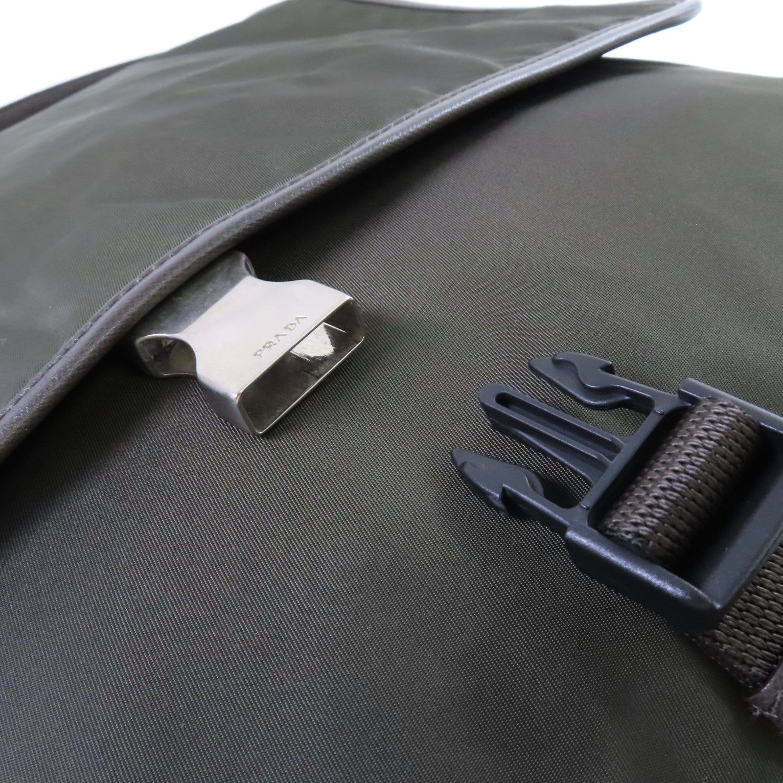 PRADA 尼龍Messenger Bag銀扣肩背袋軍綠色