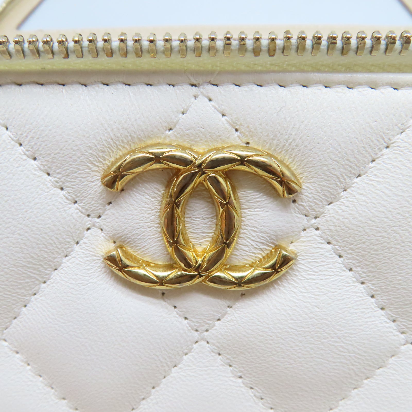 CHANEL 菱格羊皮皮革Vanity金扣鏈帶肩背袋白色