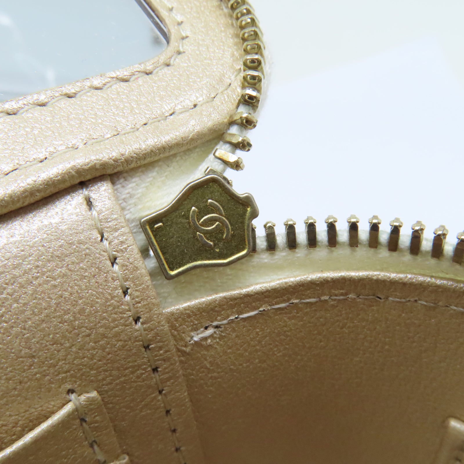 CHANEL 菱格羊皮皮革Vanity金扣鏈帶肩背袋白色