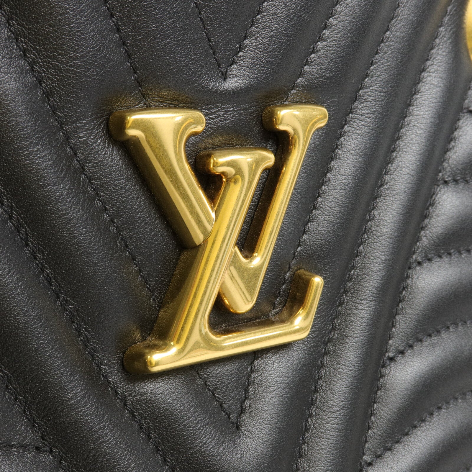 LOUIS VUITTON 牛皮皮革New Wave Chain Tote鏈帶肩背袋