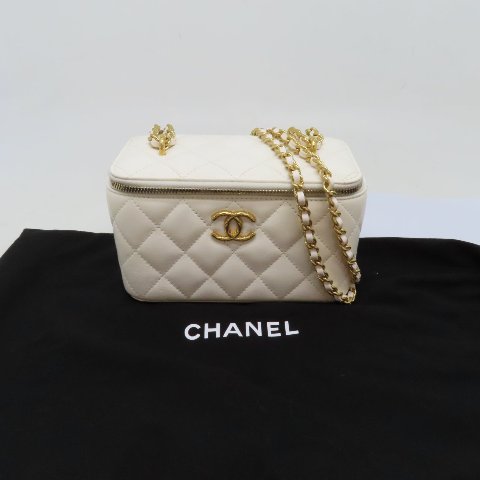 CHANEL 菱格羊皮皮革Vanity金扣鏈帶肩背袋白色