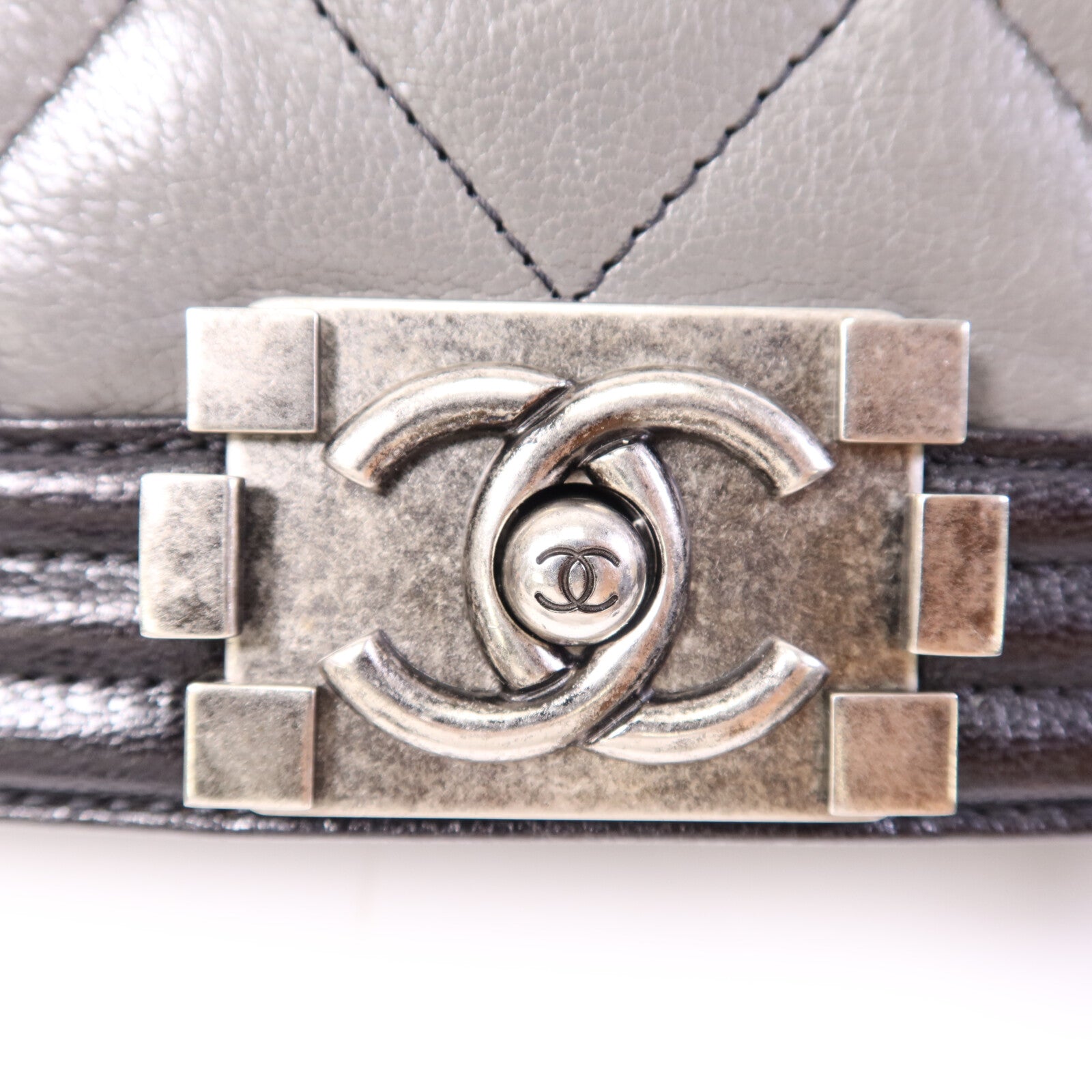 CHANEL 牛皮皮革Boy 30銀扣鏈帶肩背袋