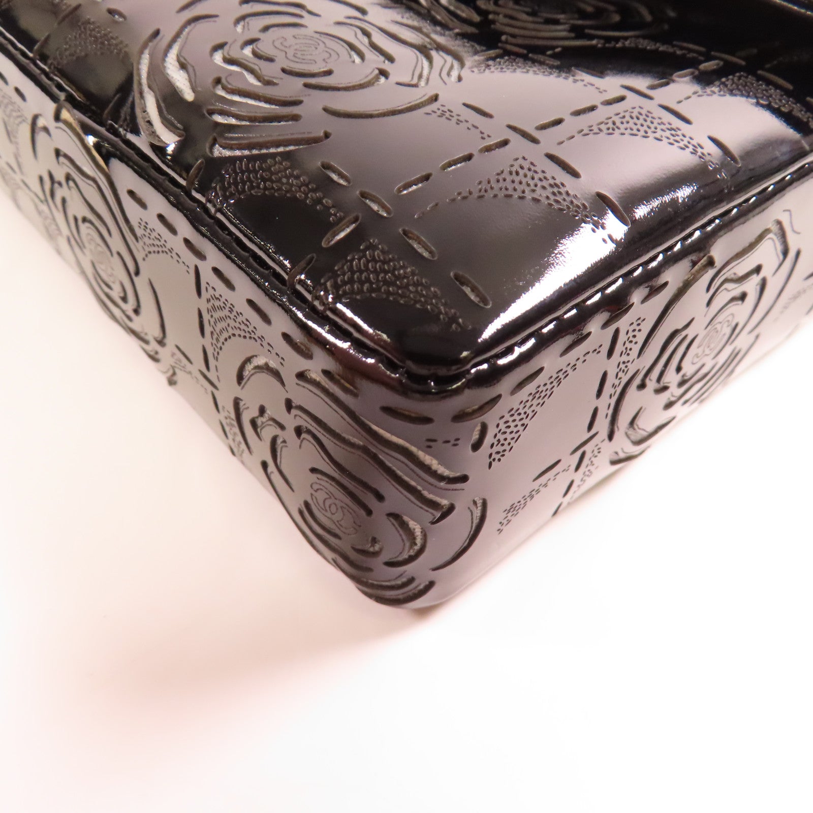CHANEL 漆皮皮革Camelia Kettentasche Clutch銀扣鏈帶肩背袋