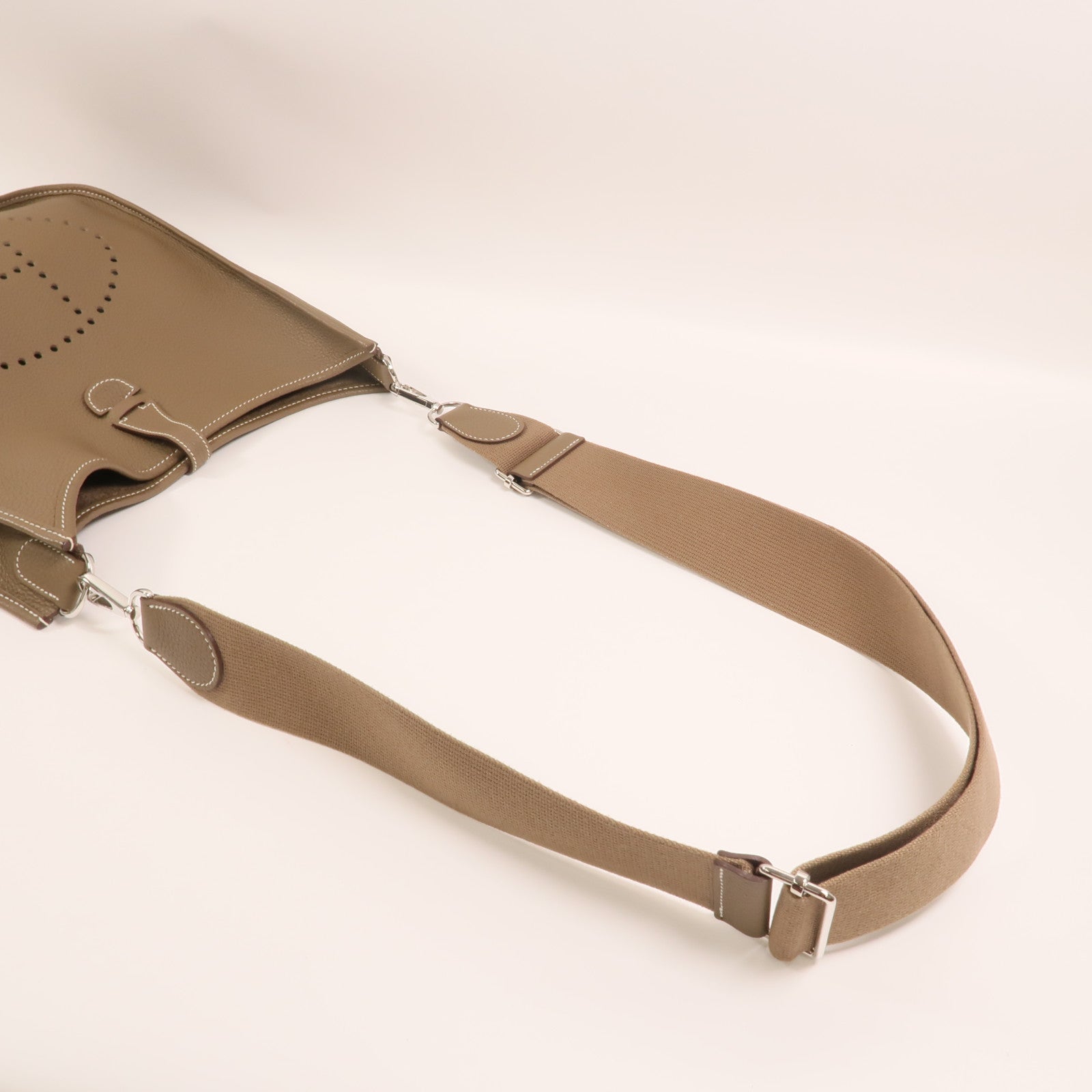 HERMES Clemence皮革Evelyne PM銀扣肩背袋Etoupe