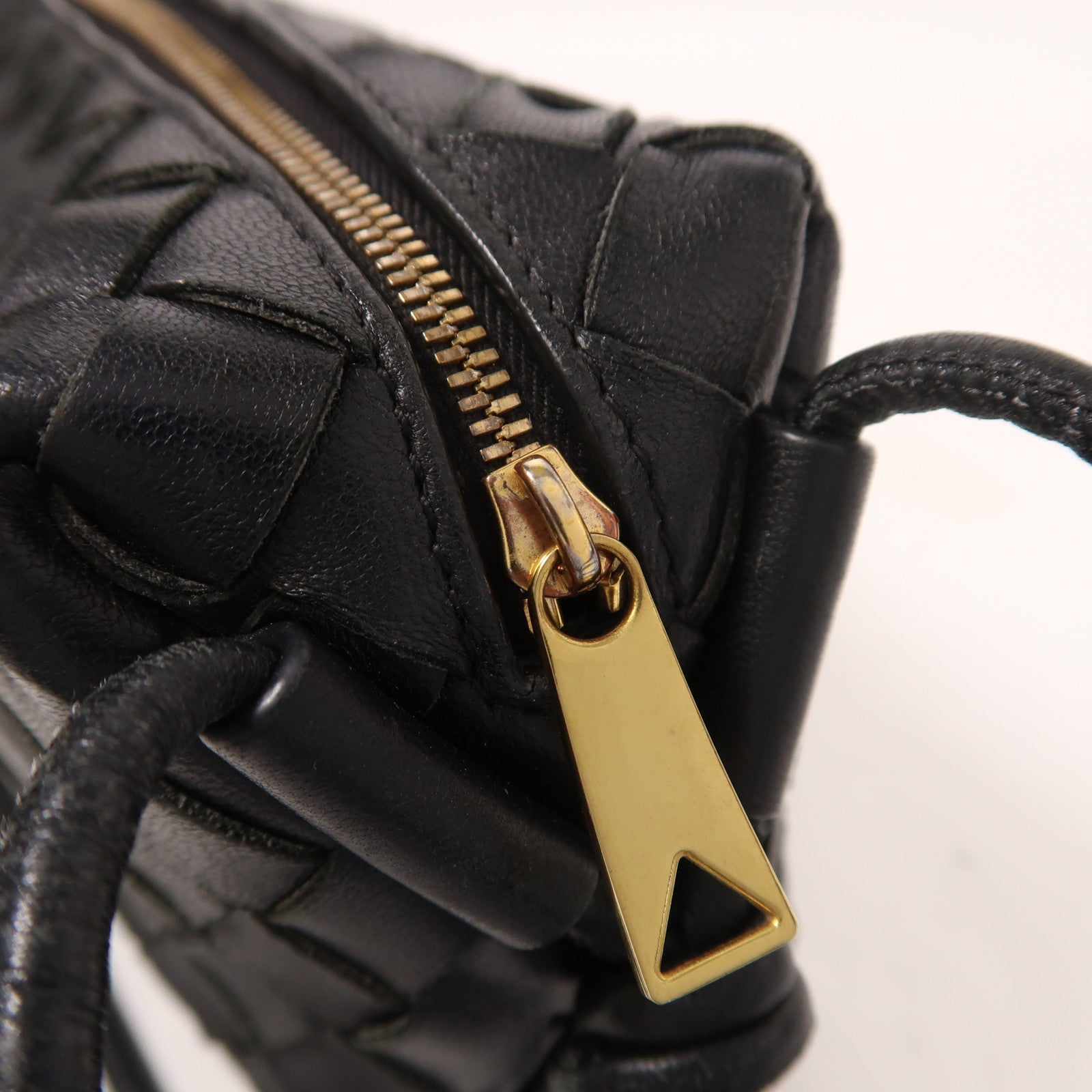 BOTTEGA VENETA 牛皮皮革Mini Loop Camera Bag金扣肩背袋