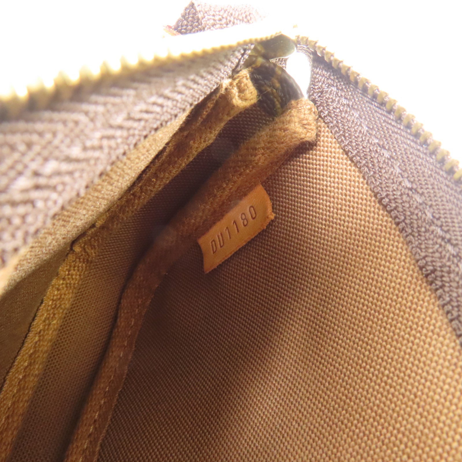 LOUIS VUITTON Monogram Mini Pochette Accessoires金扣手挽袋棕色