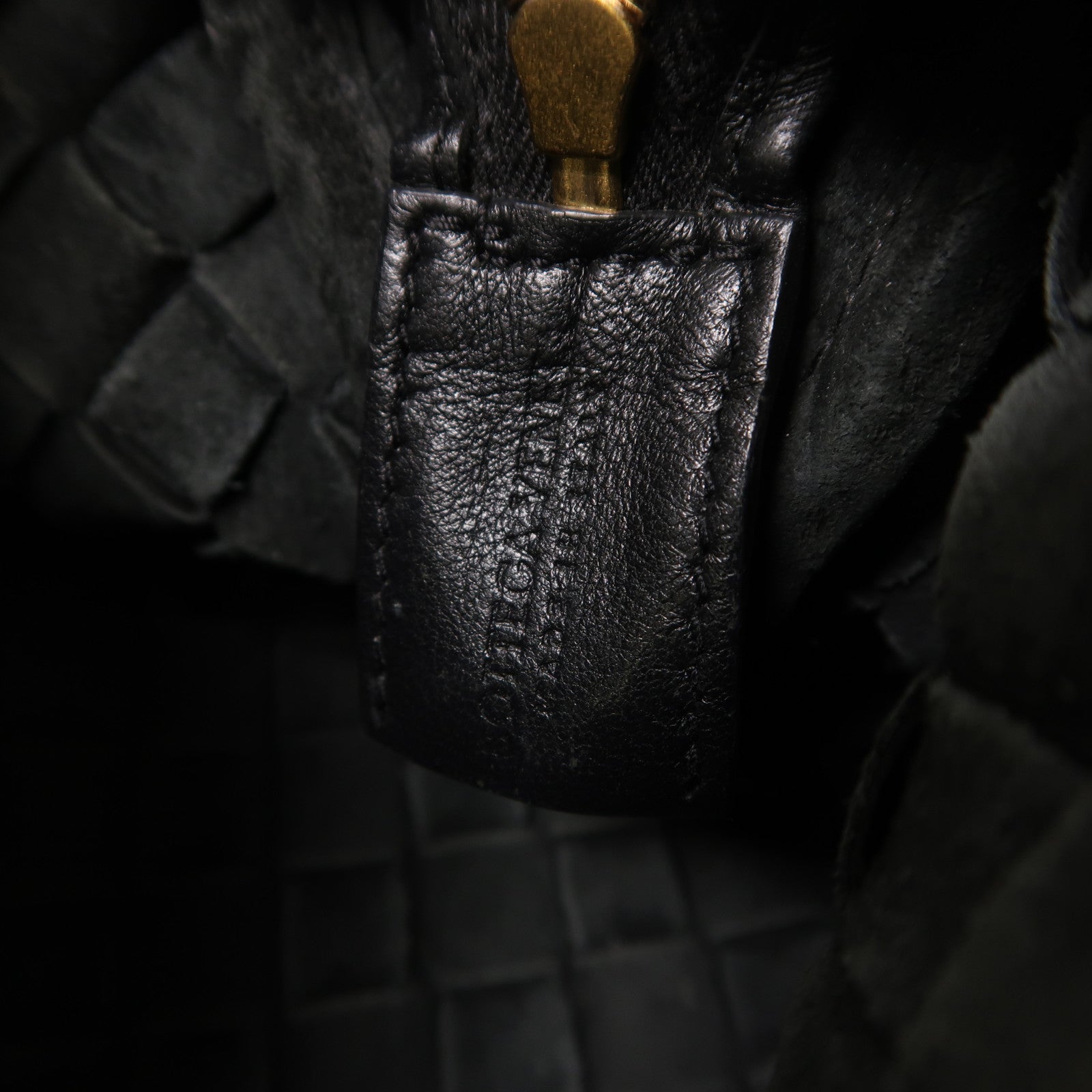 BOTTEGA VENETA 牛皮皮革Mini Loop Camera Bag金扣肩背袋