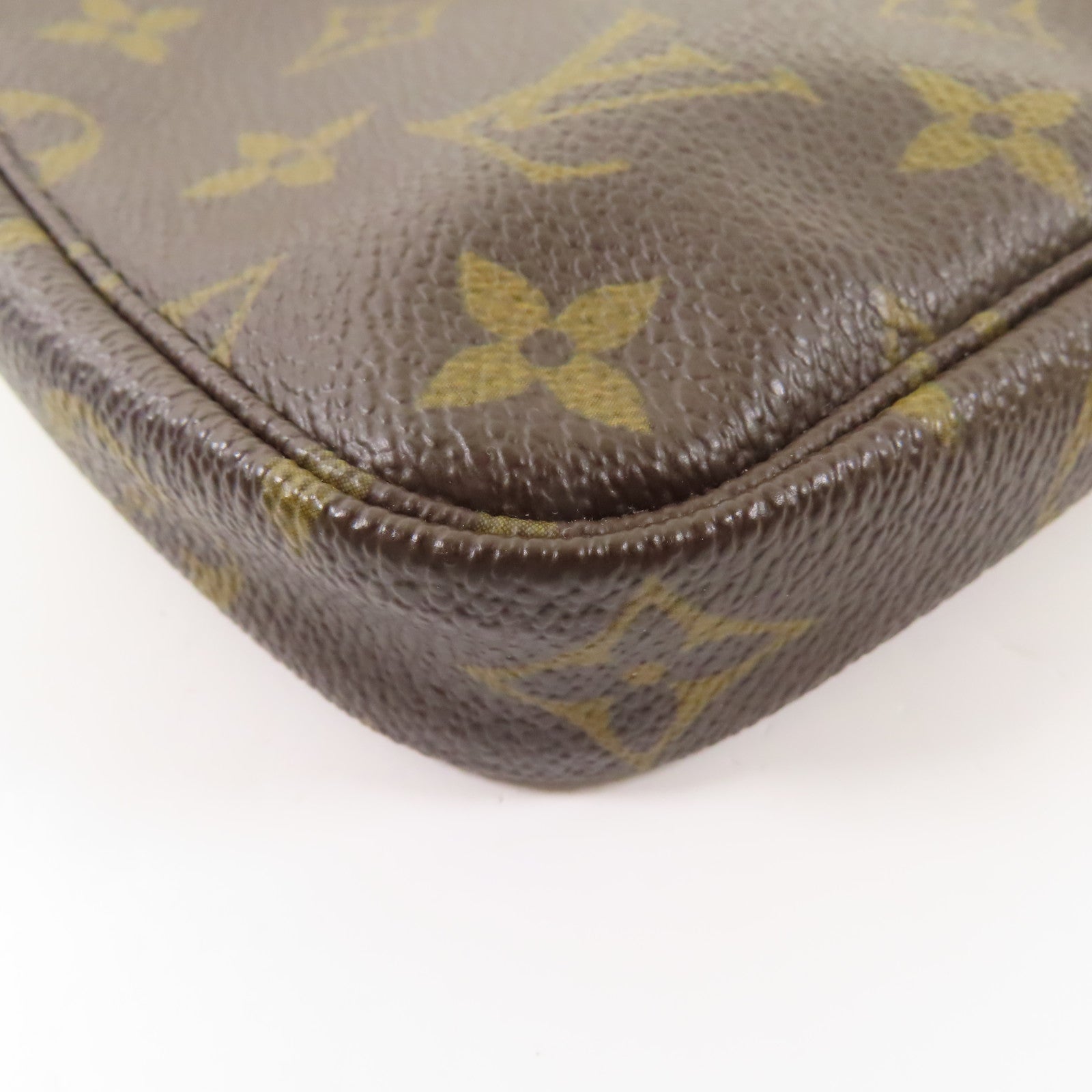 LOUIS VUITTON Monogram Mini Pochette Accessoires金扣手挽袋棕色
