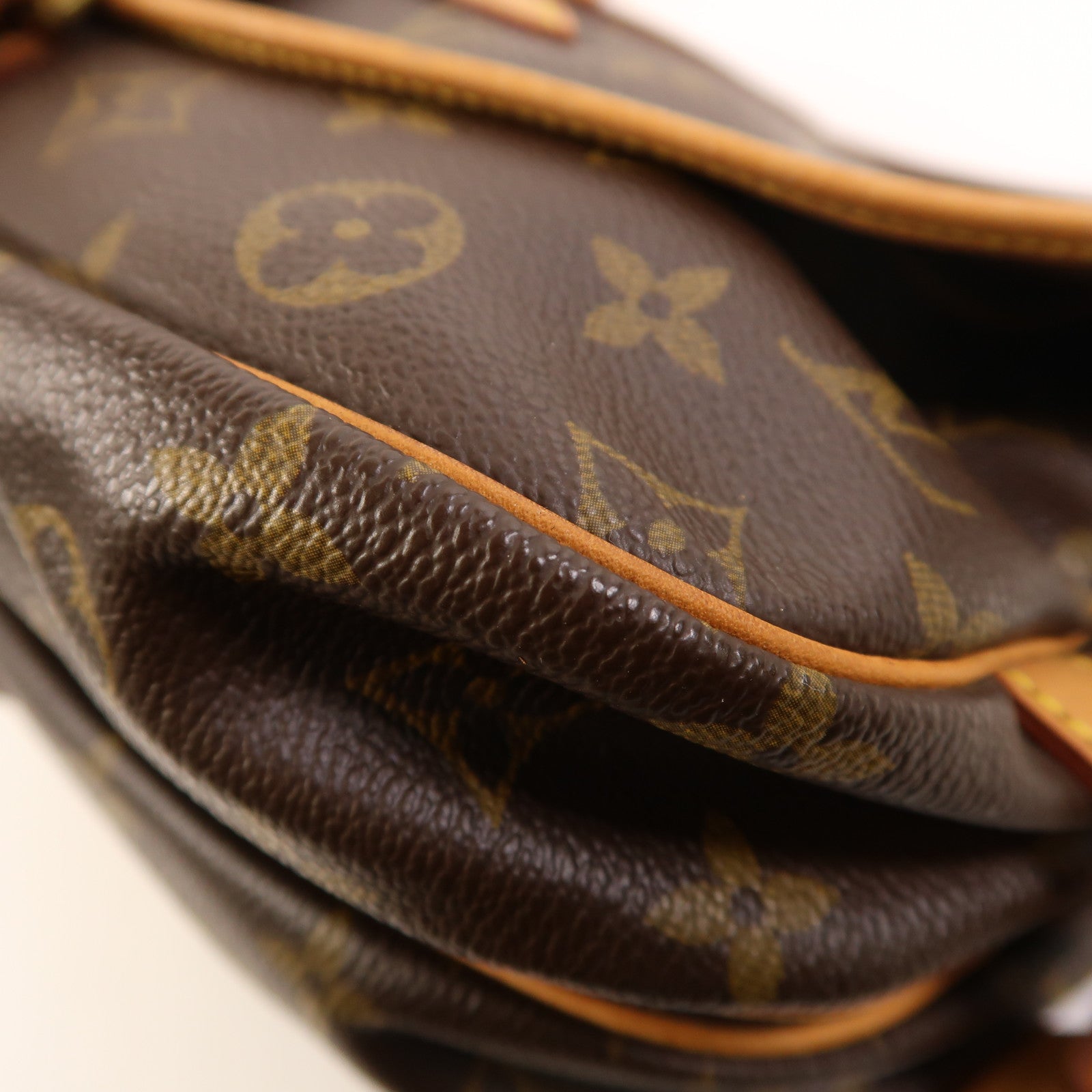 LOUIS VUITTON Monogram Saumur 30金扣肩背袋