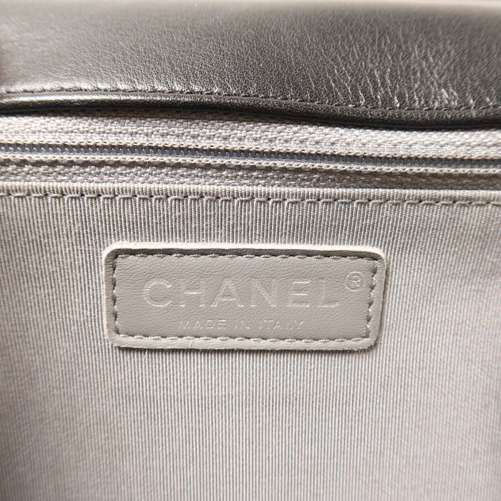 CHANEL 牛皮皮革Boy 28銀扣鏈帶肩背袋