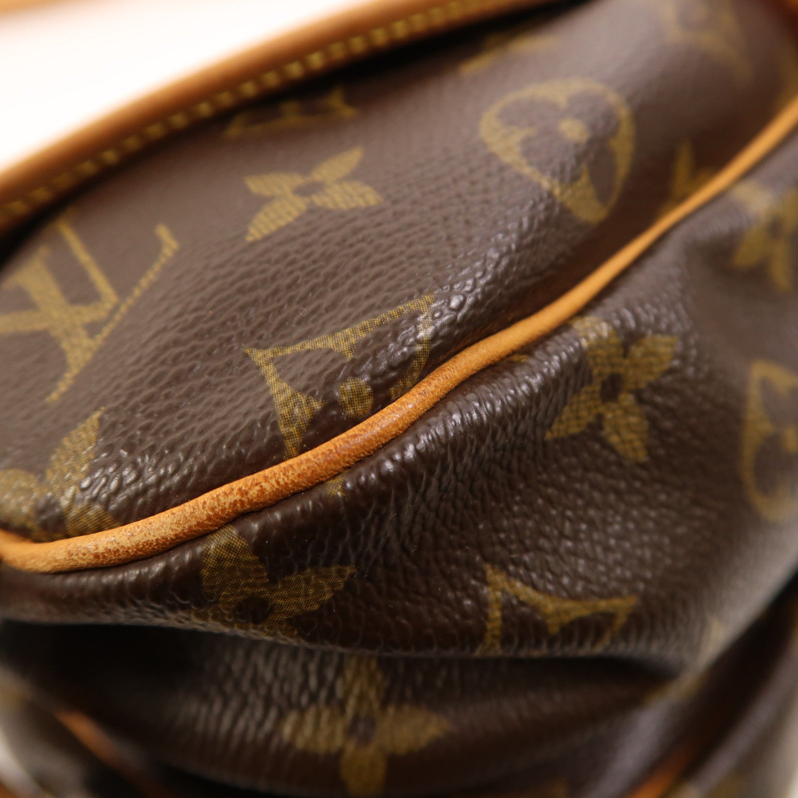 LOUIS VUITTON Monogram Saumur 30金扣肩背袋